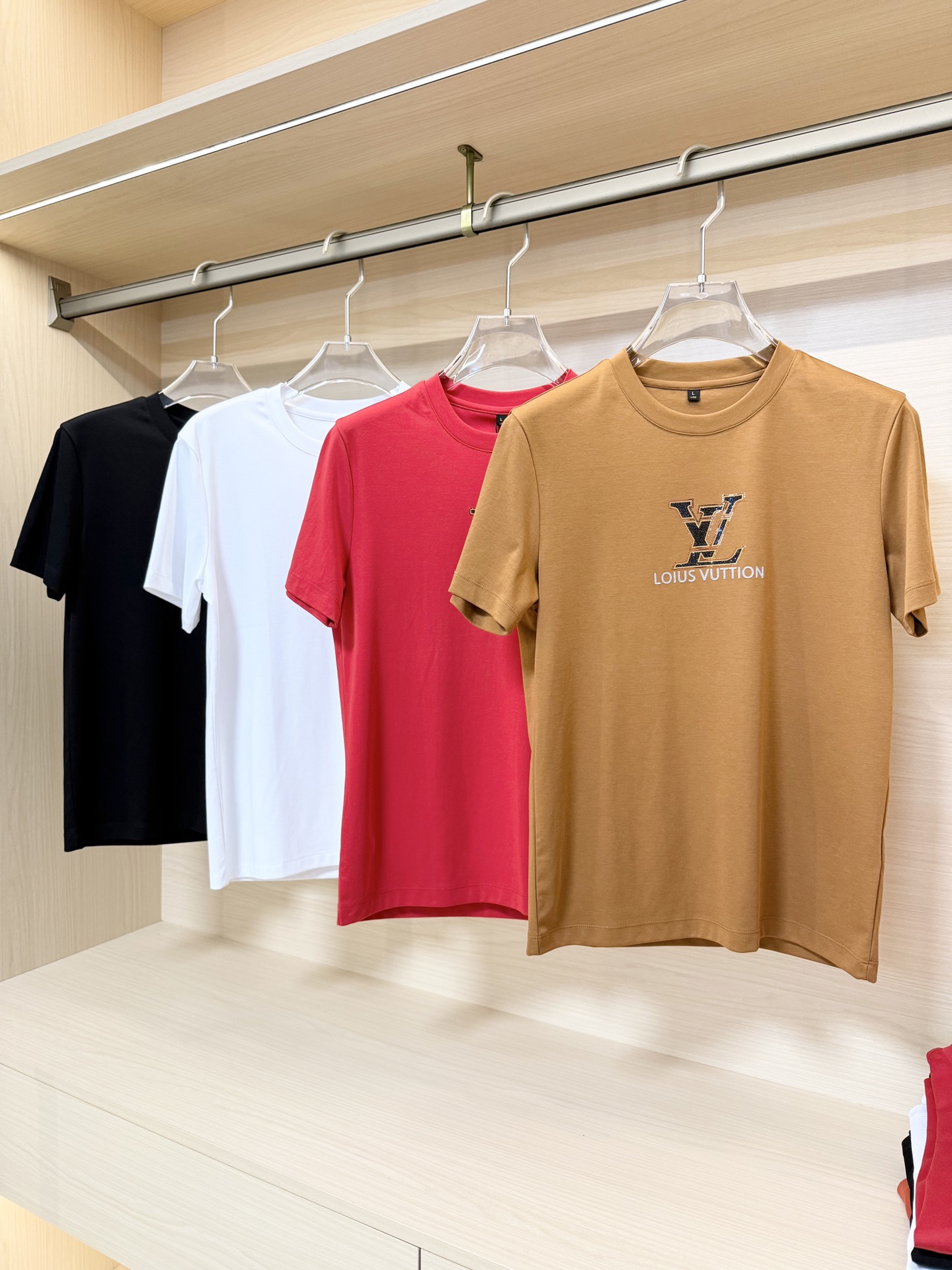 NO:130808,Louis Vuitton - the latest hot T-shirts in 2025 counters are shipped, and hot-selling items in European and American counters!  Selected Italian imported mercerized cotton fabrics with the latest designs, the unique brand logo on the chest highlights the fashion, and the upper body effect can be seen. Number 48-58 (with Hong Kong Lane Crawford gift box packaging), louis vuitton,tees, t-shirt, alexander wang19860909路易威登-2025专柜最新爆款t恤出货 欧美专柜热销单品！精选意大利进口丝光棉面料搭配最新的设计,胸前的独特品牌logo彰显时尚 上身效果看得见.码数48-58（配香港连卡佛礼盒包装）,,louis vuitton,tees，t-shirt,alexander wang,Men's clothing