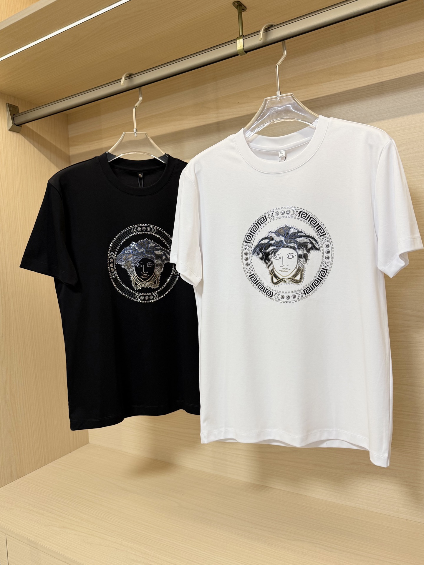 NO:130810,Versace-2025 counter latest hot T-shirt shipment, hot-selling items in European and American counters!  Selected Italian imported mercerized cotton fabrics with the latest designs, the unique brand logo on the chest highlights the fashion, and the upper body effect can be seen. Number 48-58 (with Hong Kong Lane Crawford gift box packaging), versace,tees, t-shirt,alexander wang19860909范思哲-2025专柜最新爆款t恤出货 欧美专柜热销单品！精选意大利进口丝光棉面料搭配最新的设计,胸前的独特品牌logo彰显时尚 上身效果看得见.码数48-58（配香港连卡佛礼盒包装）,,versace,tees，t-shirt,alexander wang,Men's clothing