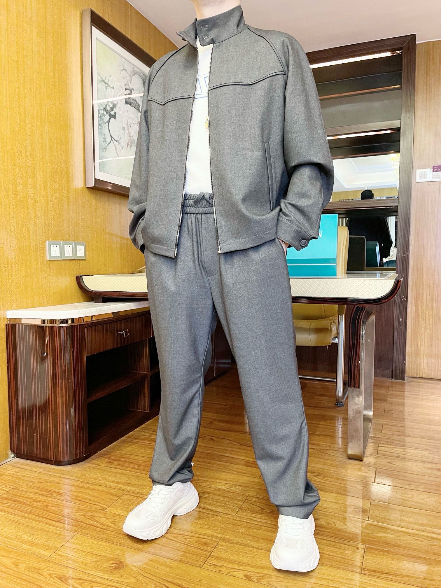 NO:130812,Prada-2025 counter stand-alone wool set is shipped. It is made of 15 wool material, no matter what temperature and humidity conditions, its hygroscopicity is better than conventional synthetic fibers and natural fibers such as cotton and silk. Three-dimensional tailoring, this cloth buckle is buckled. The simple and atmospheric version shows fashion!  Size: 48-56 (model 173/130 wears 48, with Hong Kong Lane Crawford gift box packaging), prada, alexander wang19860909普拉达-2025专柜立领羊毛套装出货.采用15绵羊毛材质无论在何种温湿度条件下,其吸湿性均优于常规的合成纤维和棉、蚕丝等天然纤维.立体剪裁,本布包扣.简约大气的版型彰显时尚！尺码:48-56(模特173/130穿48,配香港连卡佛礼盒包装),,prada,alexander wang,Men's clothing