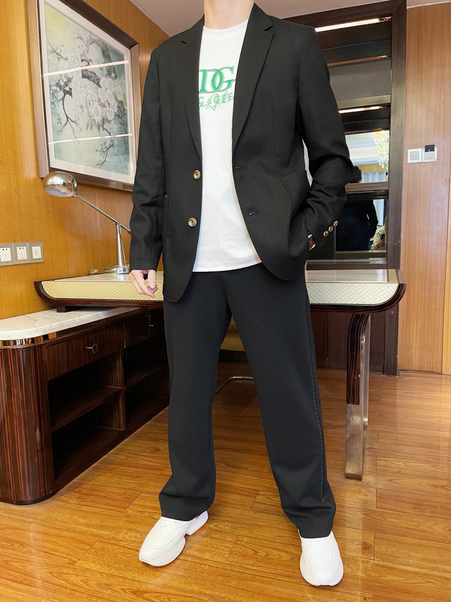 NO:130814,Louis Vuitton - the latest hot casual pants in 2025 counters are shipped, and the hot-selling items in European and American counters are available!  Selected Italian imported fine cotton fabrics with straight-tube design, the brand logo at the back waist shows taste You definitely deserve it. Code number M-XXXL (model 173/130 wears M, with Hong Kong Lane Crawford gift box packaging),,louis vuitton,alexander wang19860909路易威登-2025专柜最新爆款休闲裤出货 欧美专柜热销单品！精选意大利进口精棉面料搭配直筒设计,后腰处的品牌标志彰显品味 您绝对值得拥有.码数M-XXXL(模特173/130穿M,配香港连卡佛礼盒包装）,,louis vuitton,alexander wang,Men's clothing