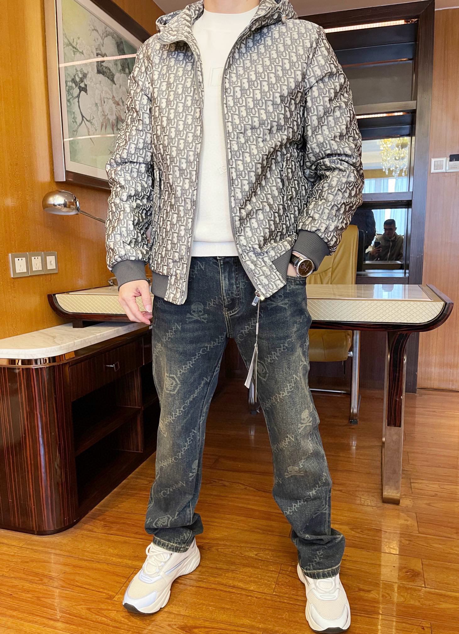 NO:130820,Dior-2025 counter latest hot hooded jacket is shipped in gray, and European and American counters are popular!  Selected custom printed fabrics imported from Italy and classic designs, the whole brand is full of English and custom hardware, and the upper body effect is excellent. Size 48--56 (model 173/130 wears 48 sizes, with Hong Kong Lane Crawford gift box packaging), dior, jackets & coats, hats, alexander wang19860909迪奥-2025专柜最新爆款连帽外套灰色出货 欧美专柜热销单品！精选意大利进口定制印花面料搭配经典的设计,通体的品牌英文和定制五金韵味十足 上身效果超赞.尺码48--56码（模特173/130穿48码,配香港连卡佛礼盒包装）,,dior,jackets & coats,hats,alexander wang,Men's clothing