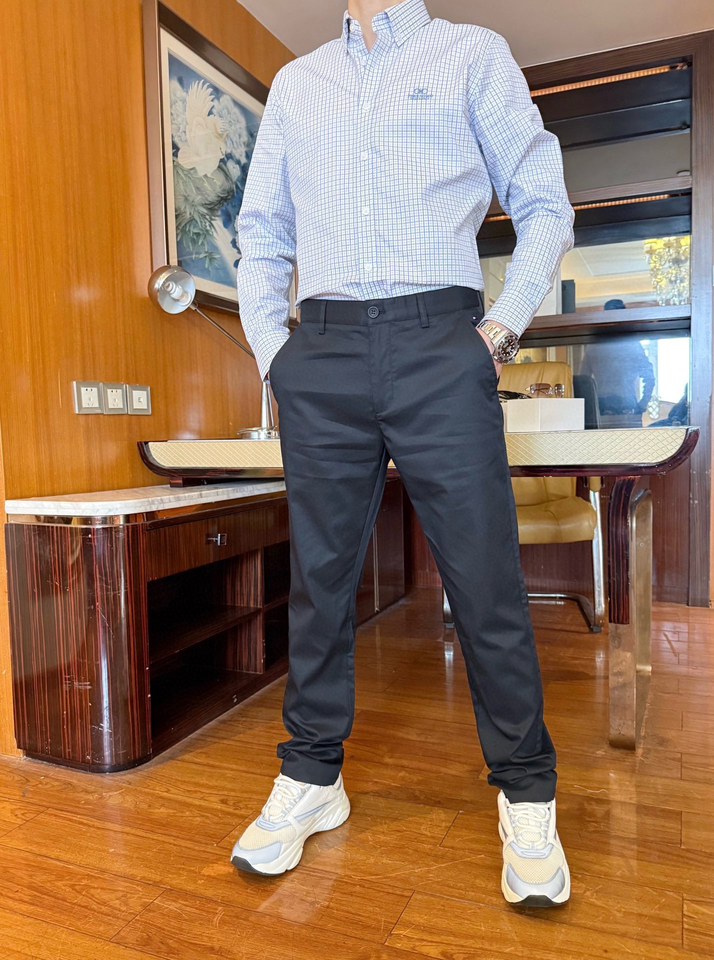 NO:130824,Ferragamo - The latest popular short-sleeved shirts in the 2025 counter are shipped, and the most popular items in the Milan counter are sold!  Selected Italian imported mercerized cotton fabrics with simple and elegant designs, blue and white contrasting colors and fine plaid designs show elegance, business and leisure are quite good. The number of codes is 48-56 (model 173/130 wears 48 sizes, with Hong Kong Lane Crawford gift box packaging), ferragamo, T-shirt, alexander wang19860909菲拉格慕-2025专柜最新爆款短袖衬衣出货 米兰专柜热销单品！精选意大利进口丝光精棉面料搭配简约大方的设计,蓝白撞色配上细格纹设计相当彰显雅致 商务休闲都相当不错.码数48-56（模特173/130穿48码,配香港连卡佛礼盒包装）,,ferragamo,T-shirt,alexander wang,Men's clothing