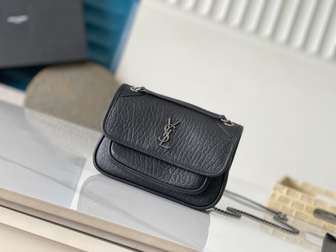 Mini Niki Bag, Elegant Shoulder Bag with Silver Hardware, 18 x 12.5 x 5 cm