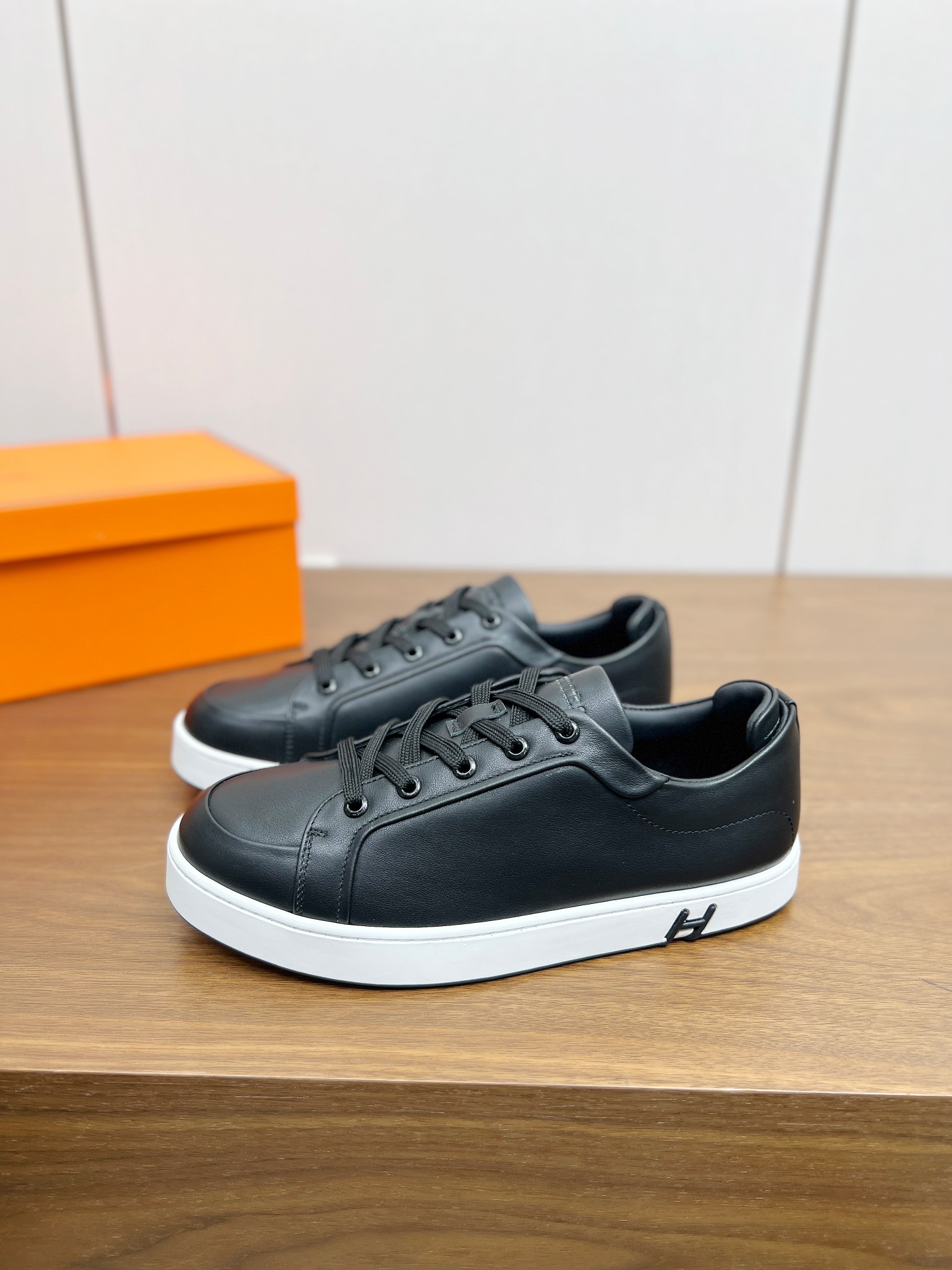 NO:250458,Top version 2025ss Hermès/Hermès Early Spring New Product Kiddy Rabbit Lace-up Casual Sneakers Decorated with the iconic 