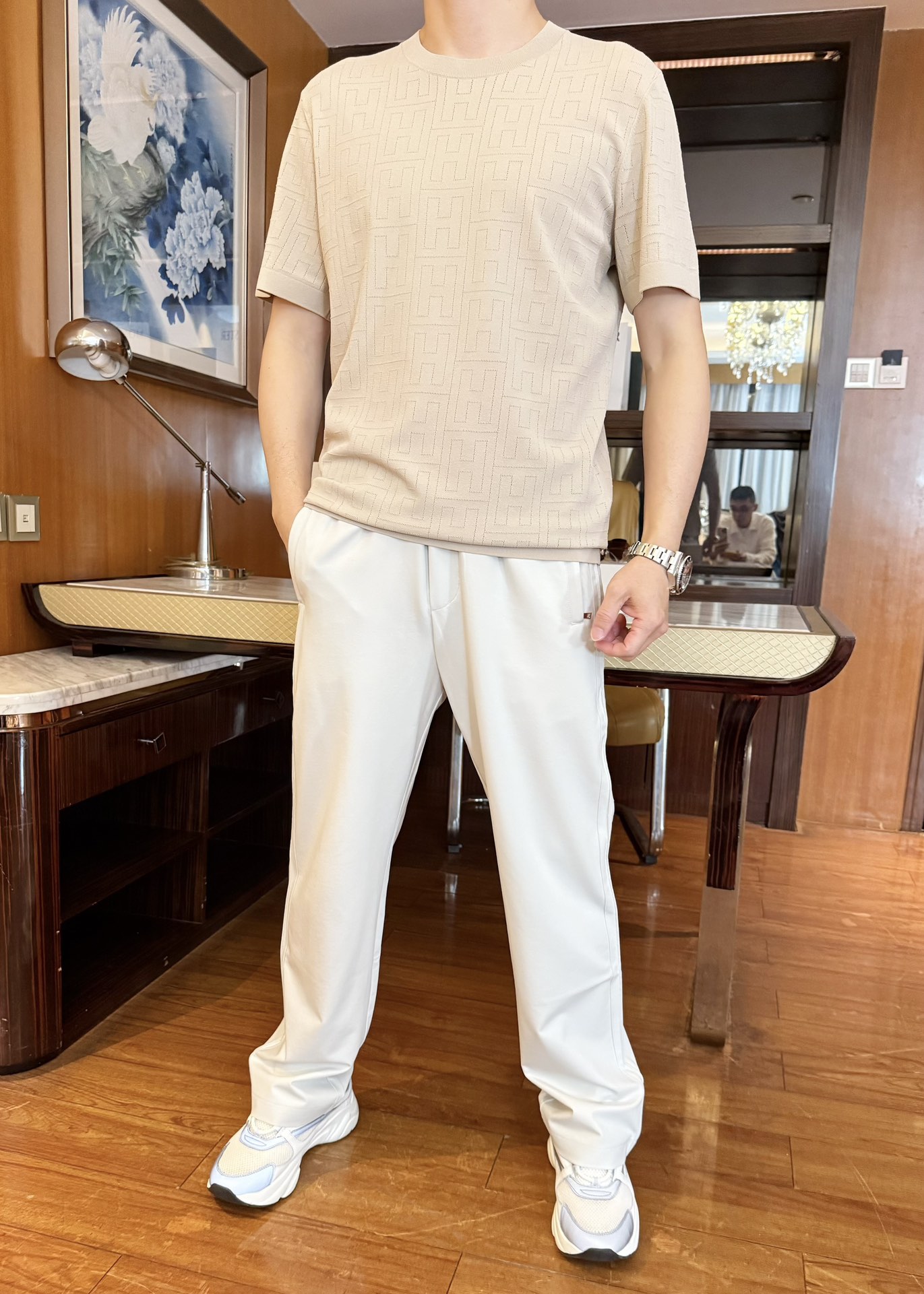 NO:130845,Hermes - the latest hot T-shirts in 2025 counters are shipped, and European and American counters are released simultaneously!  Selected Italian imported Tennis knitted   recycled fiber fabrics with the latest design, evenly distributed throughout the body, exquisite H jacquard highlights the style, and the upper body effect needs no more. Size: M-3XL (model 173/130 wearing M size, with Hong Kong Lane Crawford gift box packaging), hermes,tees, t-shirt, alexander wang19860909爱马仕-2025专柜最新爆款T恤出货 欧美专柜同步发售！精选意大利进口天丝针织 再生纤维面料搭配最新的设计,全身均匀分布精致H提花彰显格调 上身效果不用多说.尺码:M-3XL（模特173/130穿M码,配香港连卡佛礼盒包装）,,hermes,tees，t-shirt,alexander wang,Men's clothing