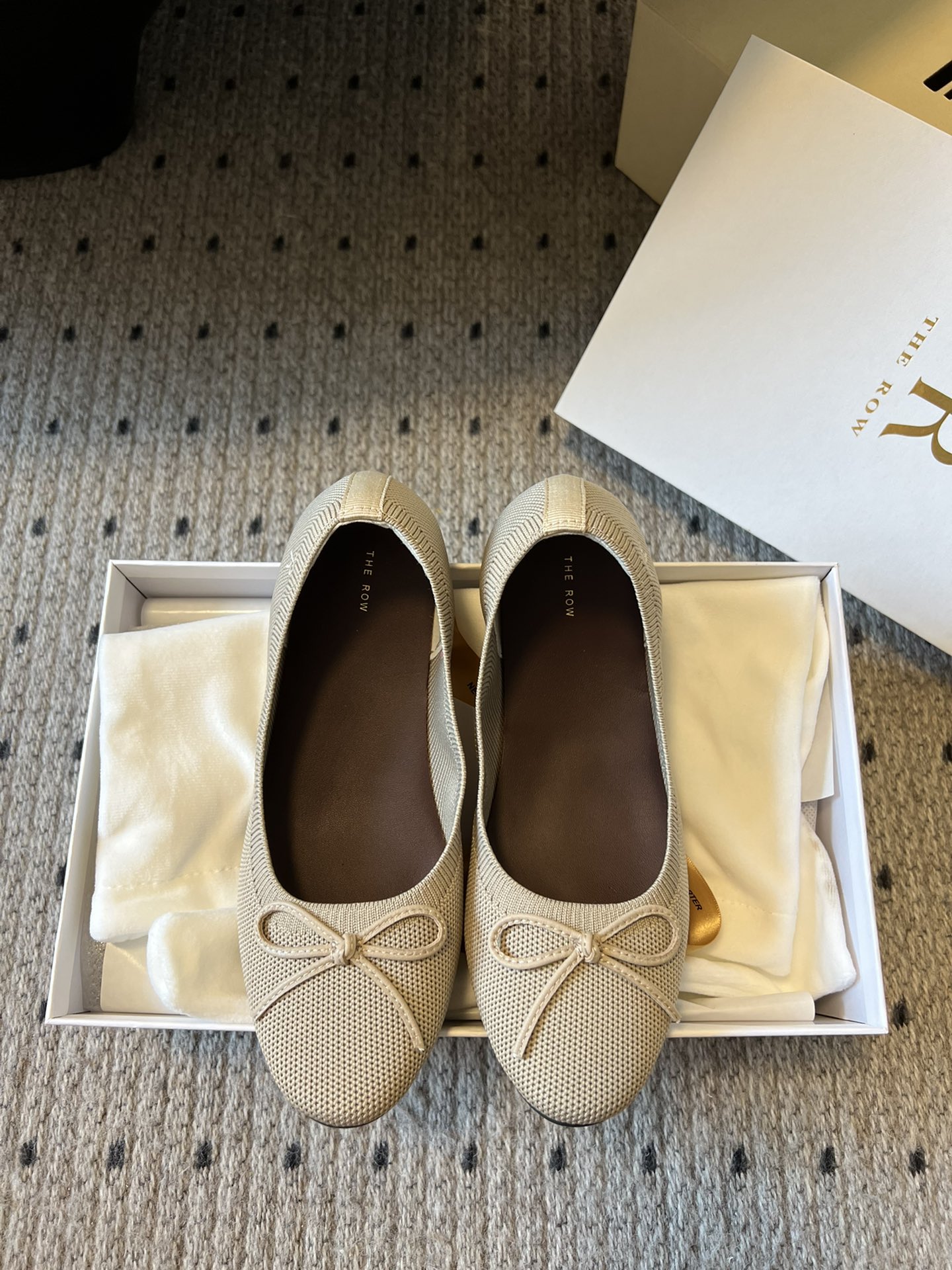 NO:232450,Purchase grade, high-quality Dongguan production. The Row bow-tie single shoes. I fell in love with this shoe at first sight. It looks good with a little retro flavor and a casual combination!  All major internet celebrity bloggers are wearing it. The whole shoe is very soft and easy to wear without scratching your feet. Simple and versatile style~ You can use heels as slippers for one shoe and kill two birds with one stone. Continuing the usual minimalist style, the non-lined structure makes the shoe body extremely light and sticking to the skin. The whole pair of shoes seems simple, but the process is difficult. It uses a full leather case packing process, made by the master, super waste, the foot is comfortable and soft and skin-friendly. You can't worry about the feeling of the feet. It is necessary to wear it. If you don't wear it, you don't want to take it off. If you have high requirements for foot feeling, you can close your eyes and enter it. Fabric high-density woven thread, inner/foot-pad sheepskin. Outsole: Full set of bag crafts tpu rubber sole. Size 35-40 (40. Customized and non-refundable. Full set of original box packaging, ballet shoes, slippers, sheepskin.19860909代购级 莞产高品质 The Row蝴蝶结浅口单鞋 第一眼看到这个鞋子就爱上了,带点复古味随意搭配都好看！各大网红博主都在穿它,整个鞋子非常柔软,好穿不磨脚.简约百搭款~ 可以踩跟当拖鞋一鞋两用一举两得 延续了一贯极简风格,无内衬结构使得鞋身极其轻便贴肤,整双鞋子看似简单其实工艺很难,采用全皮套包制作工艺,老师傅制作,超级废料,上脚裸穿舒适柔软亲肤,脚感方面完全不可担心,好穿是必须的,穿若无穿的上脚体验,穿上就不想脱的款,对脚感要求高的闭眼入它 面料高密织麻料 内里/垫脚羊皮 大底: 全套包工艺 tpu橡胶底 码数35一40（40.定制不退换 全套原盒包装,芭蕾舞鞋,slippers,sheepskin,Women's Shoes