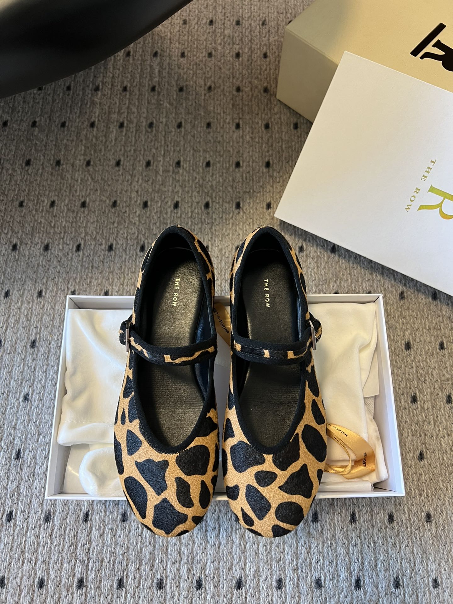 NO:232453,Purchase grade, high quality in Dongguan production. The Row New Season Flat-soled Mary Jane Ballet Shoes. An extremely low-key and very high-end brand, never needs to use exaggerated logos to show itself. Only the simplest lines and the most advanced materials are to tell everyone's uniqueness. There is always a magic that gives women independence and confidence temperament. This is the row. Today, this Mary Jane directly closes her eyes and it is very soft. The soles are very comfortable and easy to wear. This single shoe is versatile all year round. It looks very beautiful with socks in autumn and winter, and is full of girlishness!  Fat and thin feet can be worn without picking on the feet. Fabric: imported lambskin/top-grade delicate calf back velvet. Inner: imported grain mixed lambskin soft, comfortable and delicate. Outsole: imported Italian cowhide sole, front palette tpu shot, advanced and non-slip. Size: 35 36 37 38 39 40 (40.41.42 Customized non-return, ballet shoes, mary jane, cowhide, sheepskin, socks19860909代购级 莞产高品质 The Row新季平底玛丽珍芭蕾单鞋 一个极其低调且又非常高级的品牌,从来不需要用浮夸的logo来彰显自己,只有最简约的线条和最高级的材质 来告诉大家独特之处,永远都有种赋予女性独立而自信气质的魔力这就是the row,今天这款玛丽珍直接闭眼入它鞋底非常柔软,包子鞋特别舒适好穿,这种单鞋一年四季都百搭,秋冬搭配袜子都很好看,少女感满满！胖瘦脚型都可以穿不挑脚 面料:进口小羊皮/顶级细腻小牛反绒 内里:进口粒面混种羊皮柔软舒适细腻  大底:进口意大利牛皮底前掌tpu射出 高级又防滑 码数:35 36 37 38 39 40（40.41.42定制不退换,芭蕾舞鞋,mary jane,cowhide,sheepskin,socks,Women's Shoes