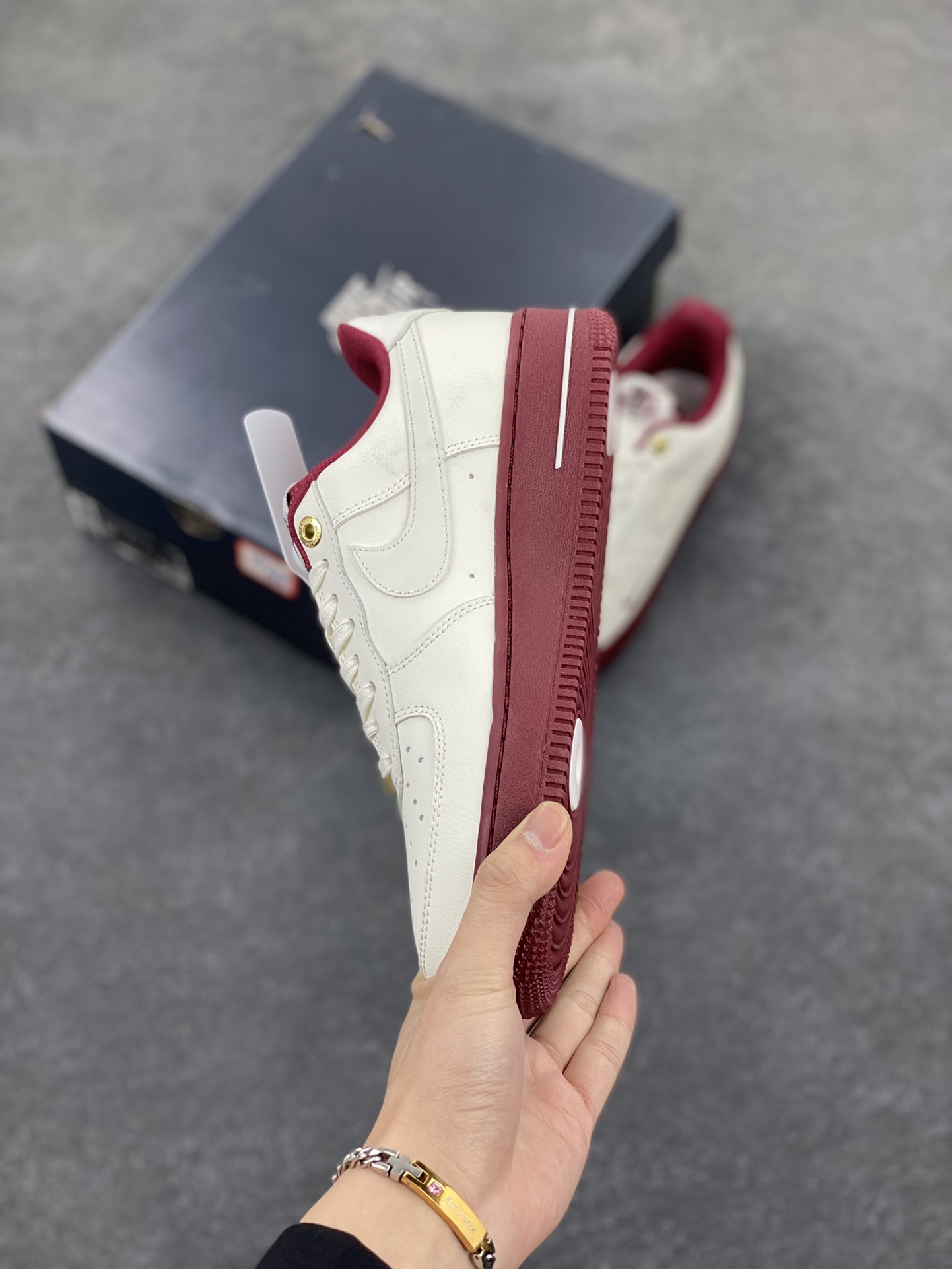 图片[3]-福利特价 Nike Air Force 1 Low 40周年米白红 空军一号低帮运动休闲板鞋 原楦头原纸板 打造纯正空军版型 专注外贸渠道 全掌内置蜂窝气垫 原盒配件 原厂中底钢印、拉帮完美 货号：DQ7582-100 尺码：36 36.5 37.5 38 38.5 39 40 40.5 41 42 42.5 43 44 44.5 45-选品中心