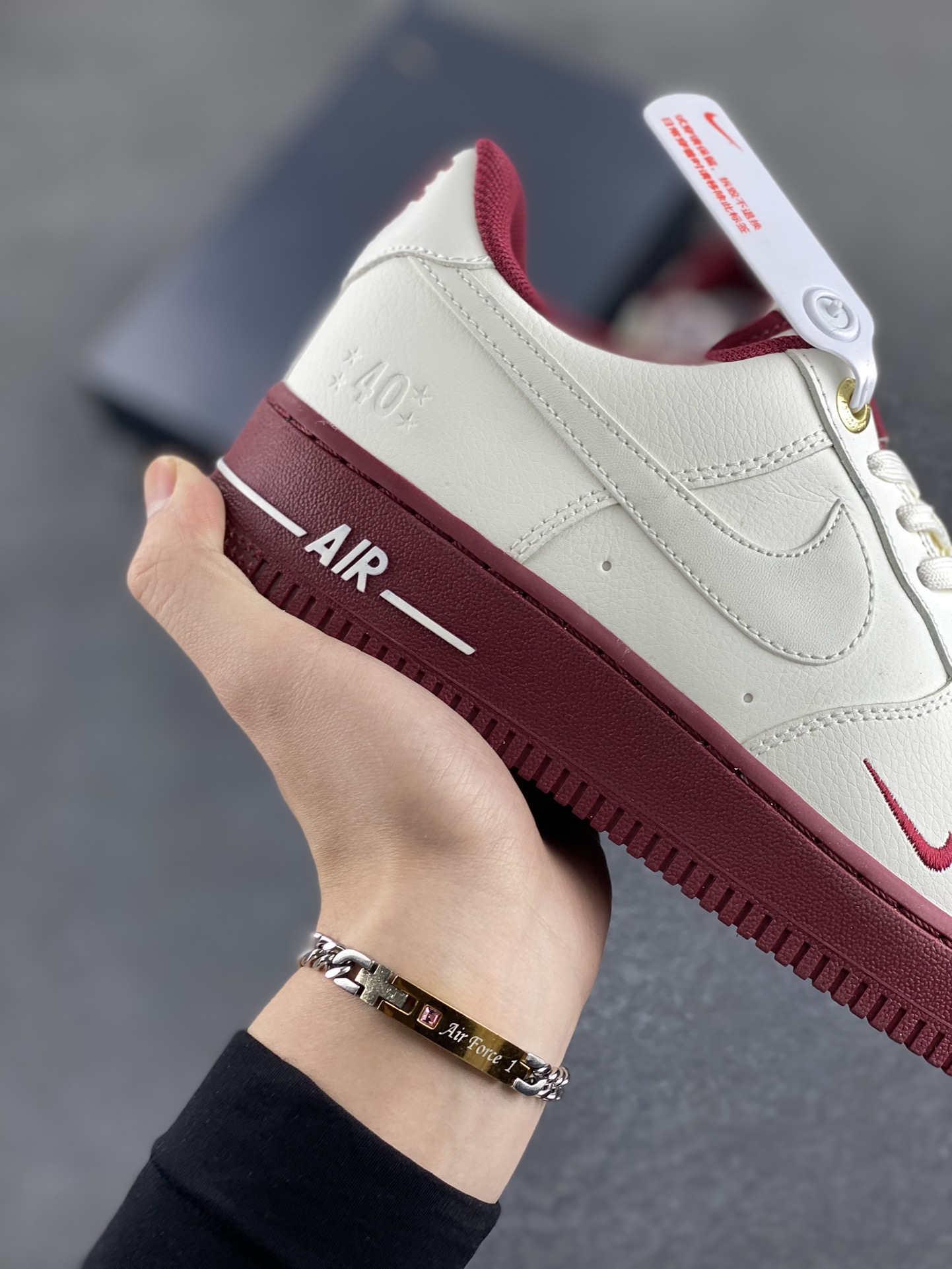 图片[6]-福利特价 Nike Air Force 1 Low 40周年米白红 空军一号低帮运动休闲板鞋 原楦头原纸板 打造纯正空军版型 专注外贸渠道 全掌内置蜂窝气垫 原盒配件 原厂中底钢印、拉帮完美 货号：DQ7582-100 尺码：36 36.5 37.5 38 38.5 39 40 40.5 41 42 42.5 43 44 44.5 45-选品中心