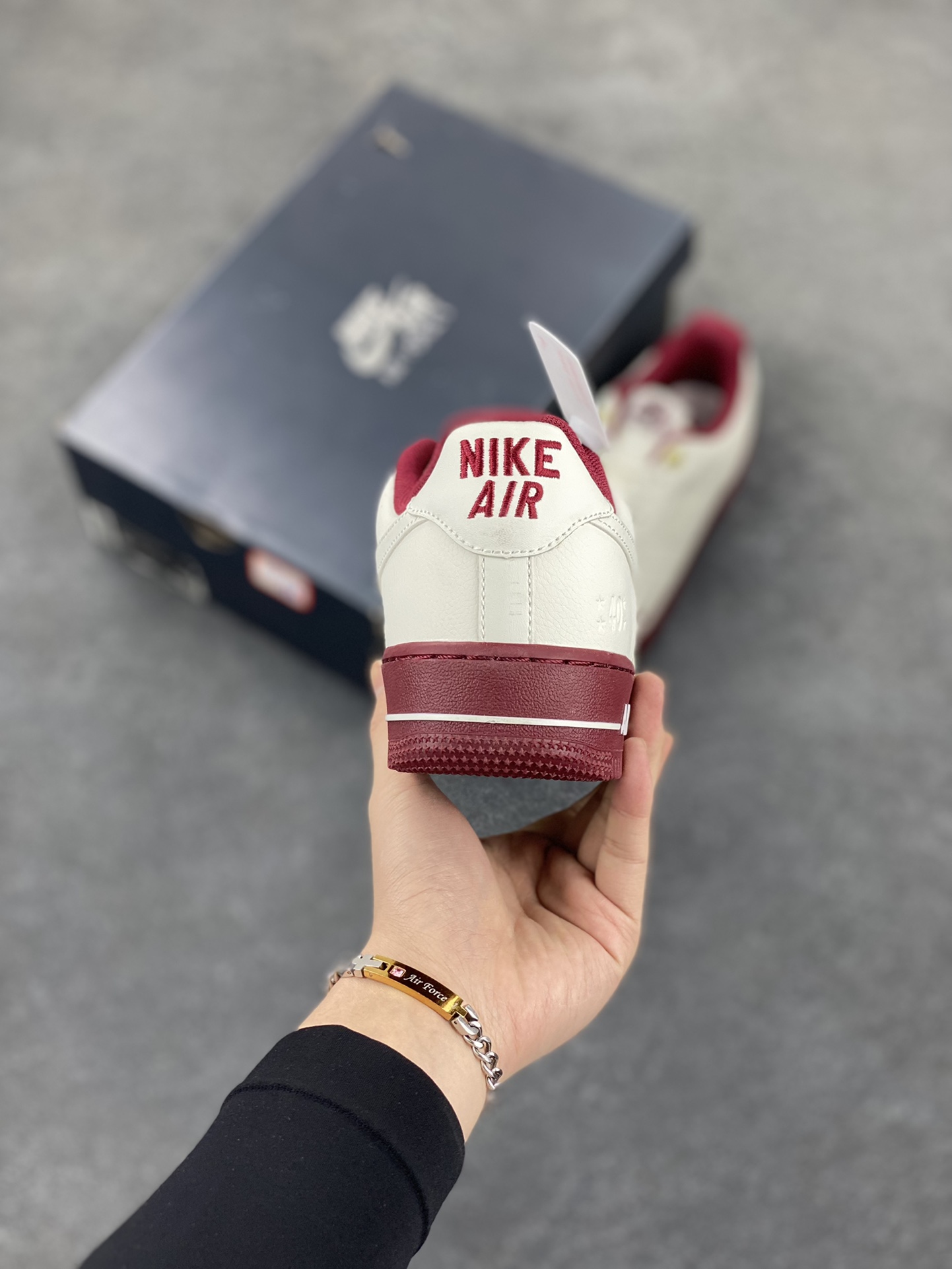 图片[4]-福利特价 Nike Air Force 1 Low 40周年米白红 空军一号低帮运动休闲板鞋 原楦头原纸板 打造纯正空军版型 专注外贸渠道 全掌内置蜂窝气垫 原盒配件 原厂中底钢印、拉帮完美 货号：DQ7582-100 尺码：36 36.5 37.5 38 38.5 39 40 40.5 41 42 42.5 43 44 44.5 45-选品中心
