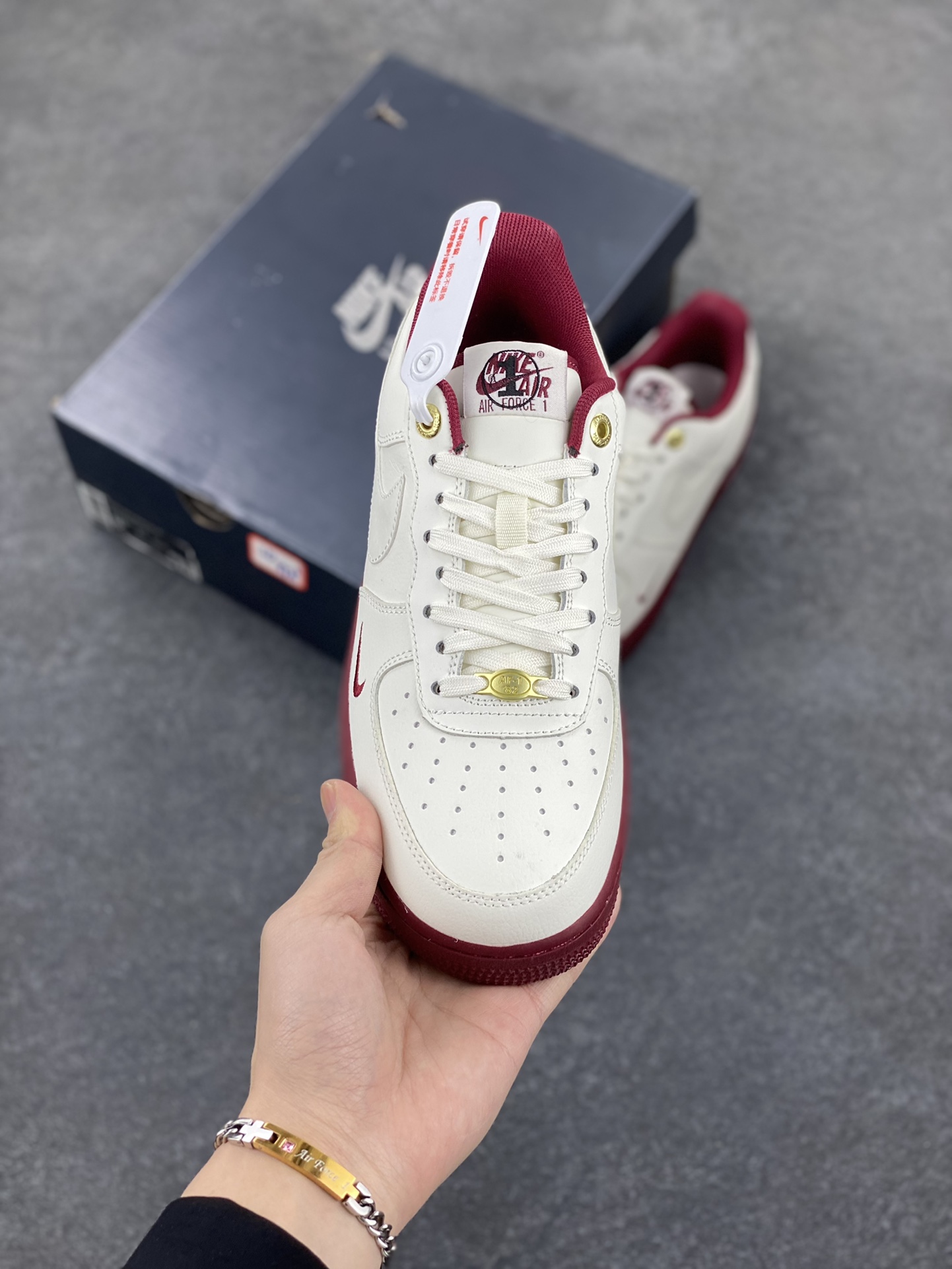 图片[2]-福利特价 Nike Air Force 1 Low 40周年米白红 空军一号低帮运动休闲板鞋 原楦头原纸板 打造纯正空军版型 专注外贸渠道 全掌内置蜂窝气垫 原盒配件 原厂中底钢印、拉帮完美 货号：DQ7582-100 尺码：36 36.5 37.5 38 38.5 39 40 40.5 41 42 42.5 43 44 44.5 45-选品中心