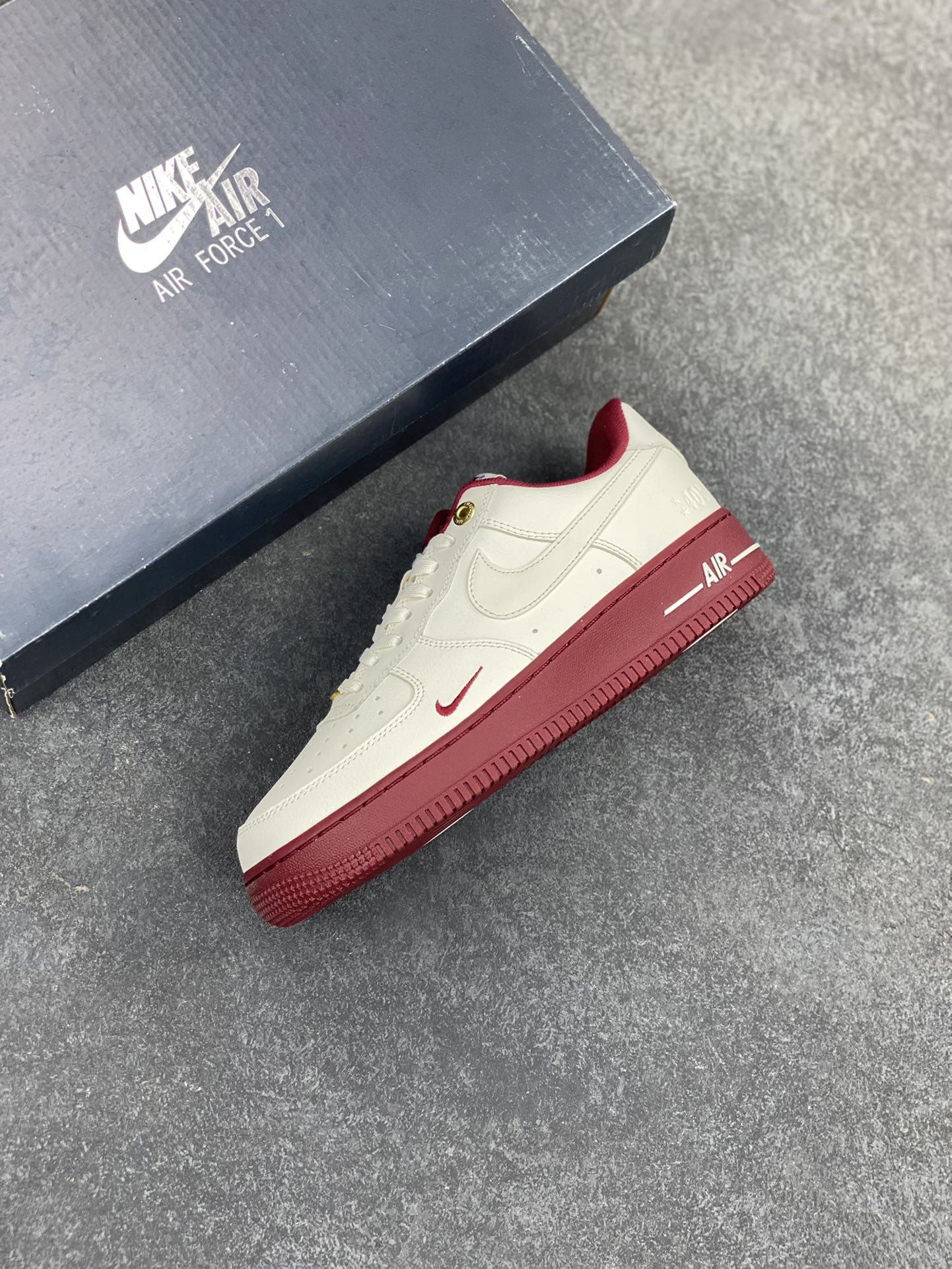 图片[7]-福利特价 Nike Air Force 1 Low 40周年米白红 空军一号低帮运动休闲板鞋 原楦头原纸板 打造纯正空军版型 专注外贸渠道 全掌内置蜂窝气垫 原盒配件 原厂中底钢印、拉帮完美 货号：DQ7582-100 尺码：36 36.5 37.5 38 38.5 39 40 40.5 41 42 42.5 43 44 44.5 45-选品中心