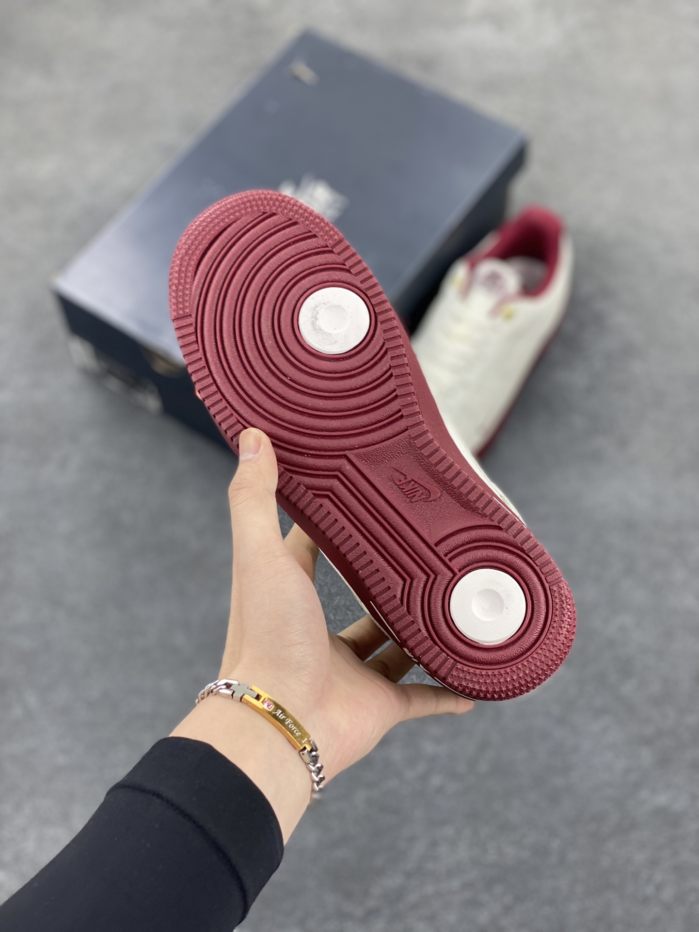 图片[5]-福利特价 Nike Air Force 1 Low 40周年米白红 空军一号低帮运动休闲板鞋 原楦头原纸板 打造纯正空军版型 专注外贸渠道 全掌内置蜂窝气垫 原盒配件 原厂中底钢印、拉帮完美 货号：DQ7582-100 尺码：36 36.5 37.5 38 38.5 39 40 40.5 41 42 42.5 43 44 44.5 45-选品中心