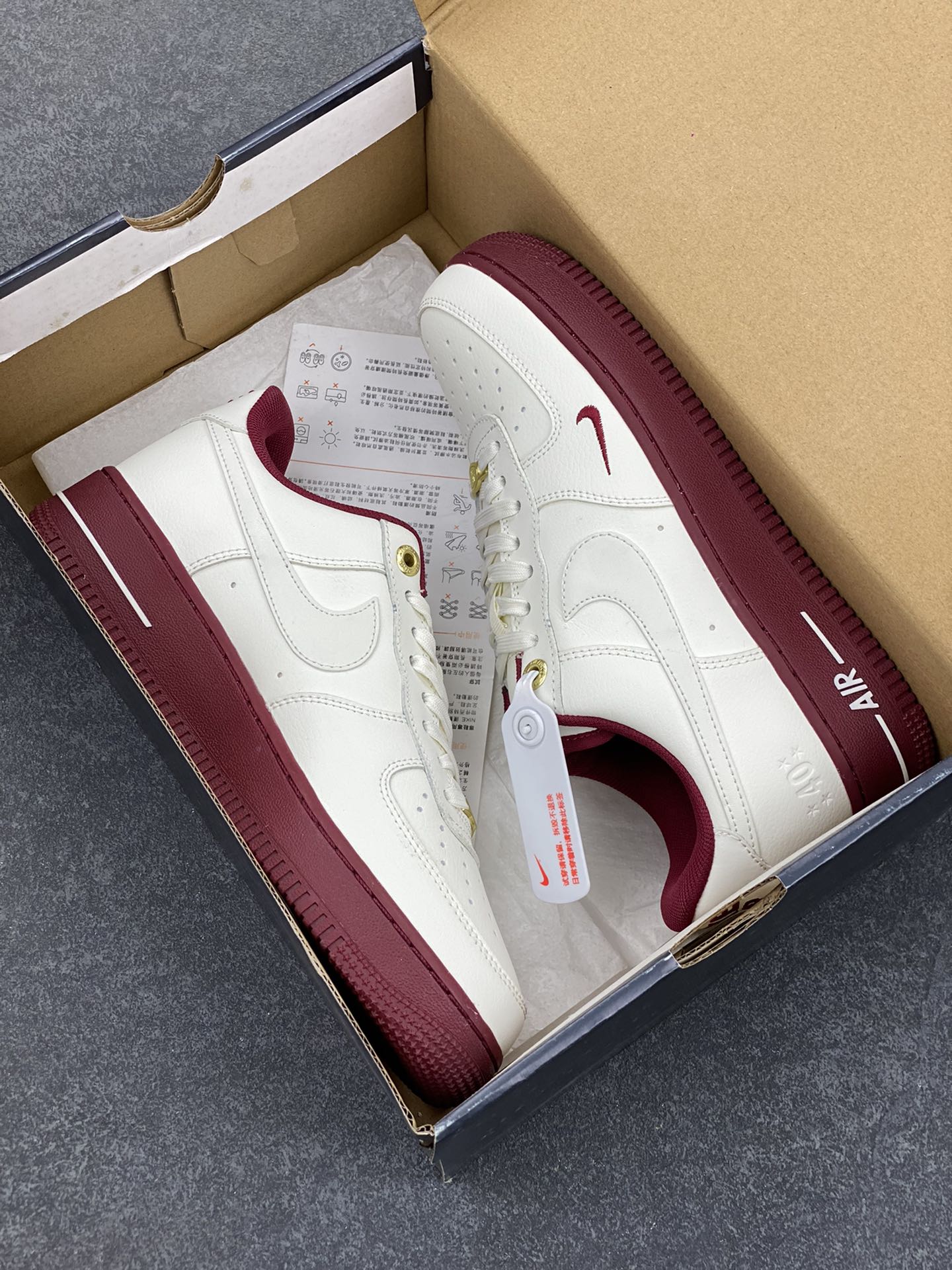 图片[9]-福利特价 Nike Air Force 1 Low 40周年米白红 空军一号低帮运动休闲板鞋 原楦头原纸板 打造纯正空军版型 专注外贸渠道 全掌内置蜂窝气垫 原盒配件 原厂中底钢印、拉帮完美 货号：DQ7582-100 尺码：36 36.5 37.5 38 38.5 39 40 40.5 41 42 42.5 43 44 44.5 45-选品中心