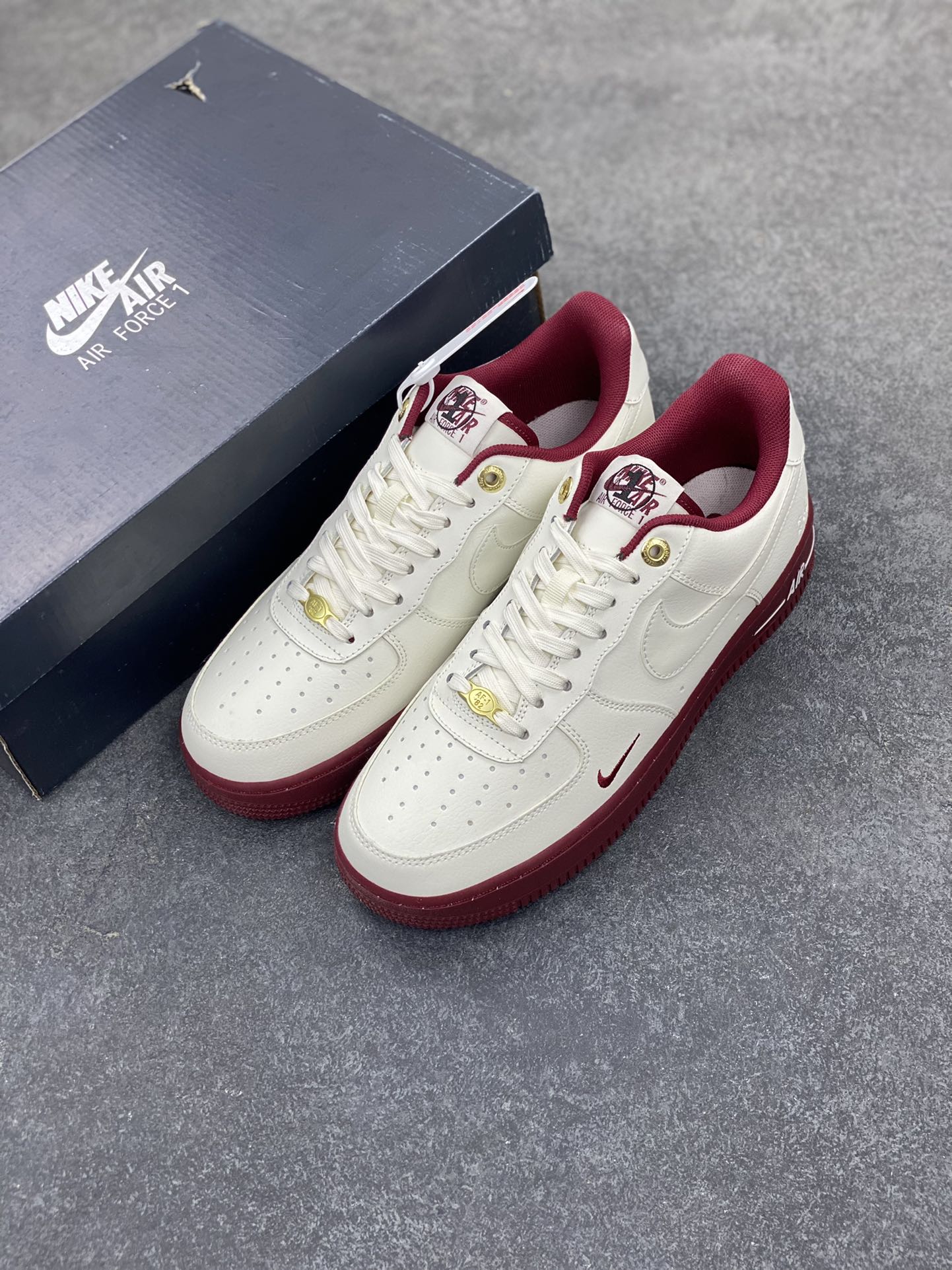 图片[8]-福利特价 Nike Air Force 1 Low 40周年米白红 空军一号低帮运动休闲板鞋 原楦头原纸板 打造纯正空军版型 专注外贸渠道 全掌内置蜂窝气垫 原盒配件 原厂中底钢印、拉帮完美 货号：DQ7582-100 尺码：36 36.5 37.5 38 38.5 39 40 40.5 41 42 42.5 43 44 44.5 45-选品中心