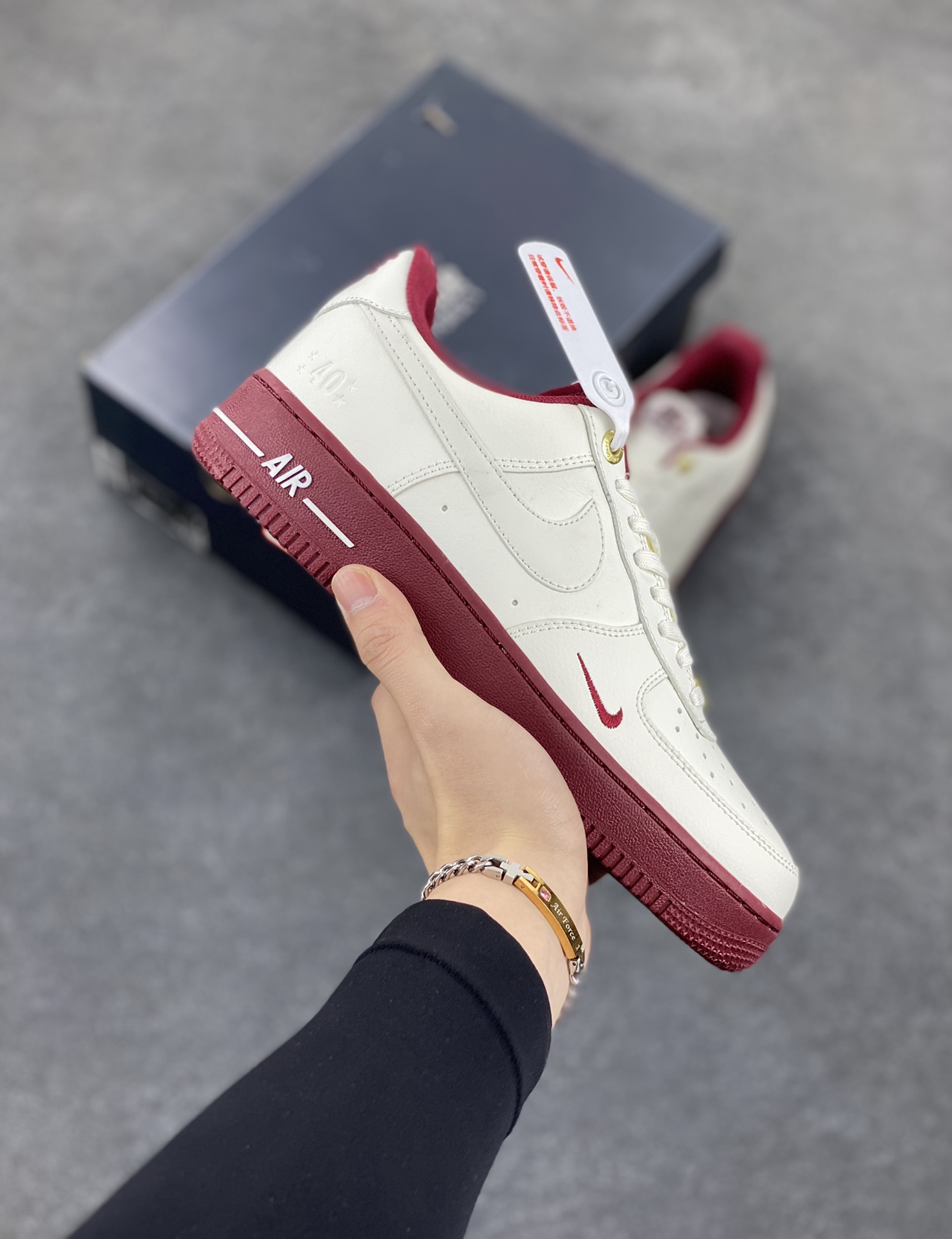 福利特价 Nike Air Force 1 Low 40周年米白红 空军一号低帮运动休闲板鞋 原楦头原纸板 打造纯正空军版型 专注外贸渠道 全掌内置蜂窝气垫 原盒配件 原厂中底钢印、拉帮完美 货号：DQ7582-100 尺码：36 36.5 37.5 38 38.5 39 40 40.5 41 42 42.5 43 44 44.5 45-选品中心