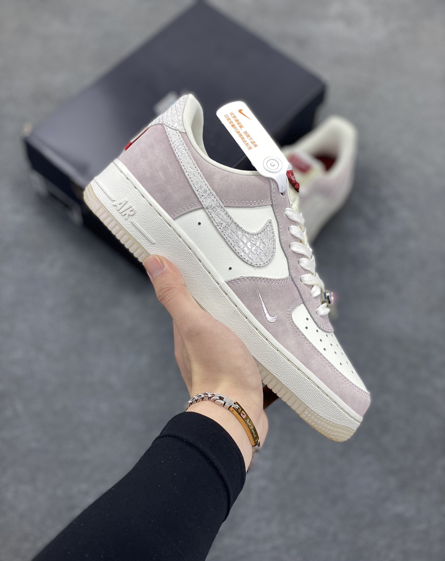 福利特价 Air Force 1 \’07 Low 米白粉龙年 原楦头原纸板 打造纯正空军版型 #专注外贸渠道 全掌内置蜂窝气垫 #原盒配件 原厂中底钢印、拉帮完美 官方同步上架 货号:FZ5066-111 尺码:36 36.5 37.5 38 38.5 39 40 40.5 41 42 42.5 43 44 44.5 45-选品中心