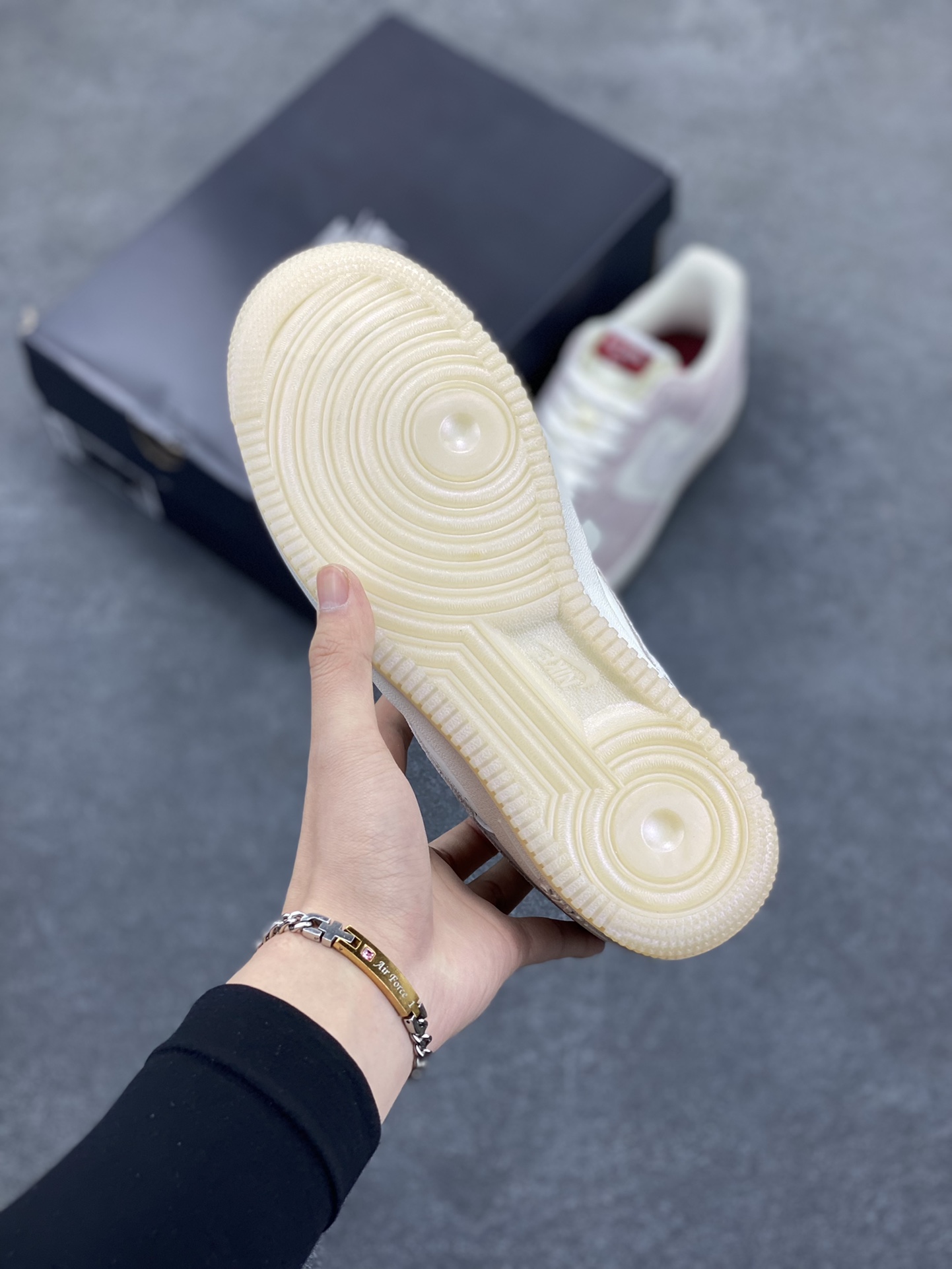 图片[5]-福利特价 Air Force 1 \’07 Low 米白粉龙年 原楦头原纸板 打造纯正空军版型 #专注外贸渠道 全掌内置蜂窝气垫 #原盒配件 原厂中底钢印、拉帮完美 官方同步上架 货号：FZ5066-111 尺码：36 36.5 37.5 38 38.5 39 40 40.5 41 42 42.5 43 44 44.5 45-选品中心