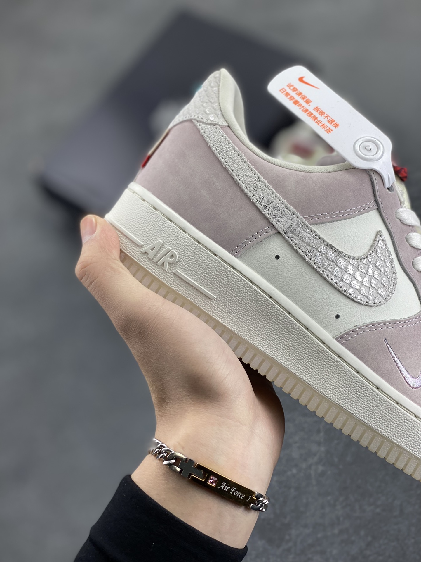 图片[6]-福利特价 Air Force 1 \’07 Low 米白粉龙年 原楦头原纸板 打造纯正空军版型 #专注外贸渠道 全掌内置蜂窝气垫 #原盒配件 原厂中底钢印、拉帮完美 官方同步上架 货号：FZ5066-111 尺码：36 36.5 37.5 38 38.5 39 40 40.5 41 42 42.5 43 44 44.5 45-选品中心