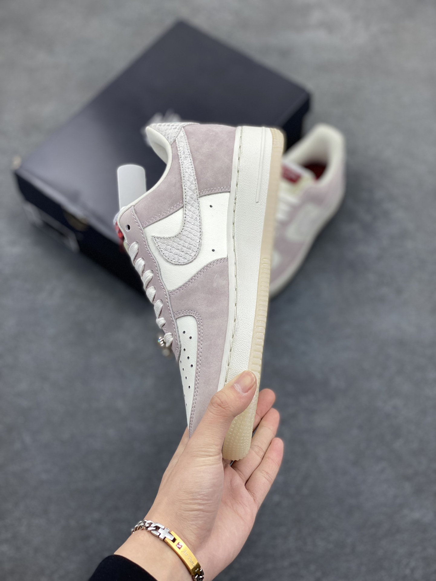 图片[3]-福利特价 Air Force 1 \’07 Low 米白粉龙年 原楦头原纸板 打造纯正空军版型 #专注外贸渠道 全掌内置蜂窝气垫 #原盒配件 原厂中底钢印、拉帮完美 官方同步上架 货号：FZ5066-111 尺码：36 36.5 37.5 38 38.5 39 40 40.5 41 42 42.5 43 44 44.5 45-选品中心