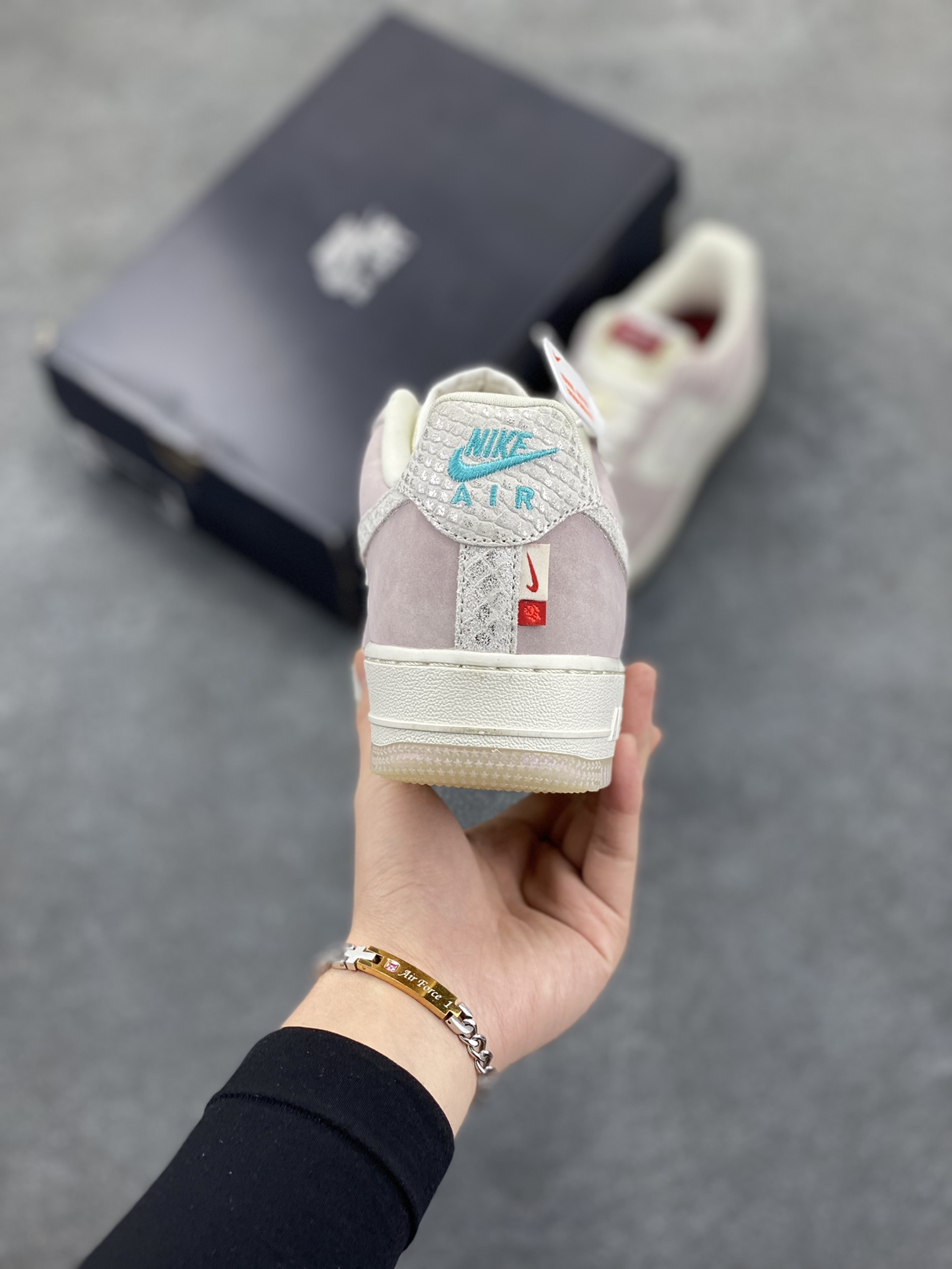 图片[4]-福利特价 Air Force 1 \’07 Low 米白粉龙年 原楦头原纸板 打造纯正空军版型 #专注外贸渠道 全掌内置蜂窝气垫 #原盒配件 原厂中底钢印、拉帮完美 官方同步上架 货号：FZ5066-111 尺码：36 36.5 37.5 38 38.5 39 40 40.5 41 42 42.5 43 44 44.5 45-选品中心