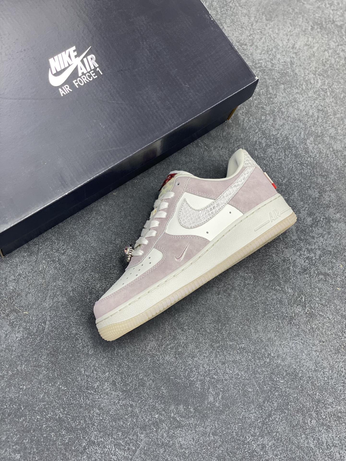 图片[7]-福利特价 Air Force 1 \’07 Low 米白粉龙年 原楦头原纸板 打造纯正空军版型 #专注外贸渠道 全掌内置蜂窝气垫 #原盒配件 原厂中底钢印、拉帮完美 官方同步上架 货号：FZ5066-111 尺码：36 36.5 37.5 38 38.5 39 40 40.5 41 42 42.5 43 44 44.5 45-选品中心