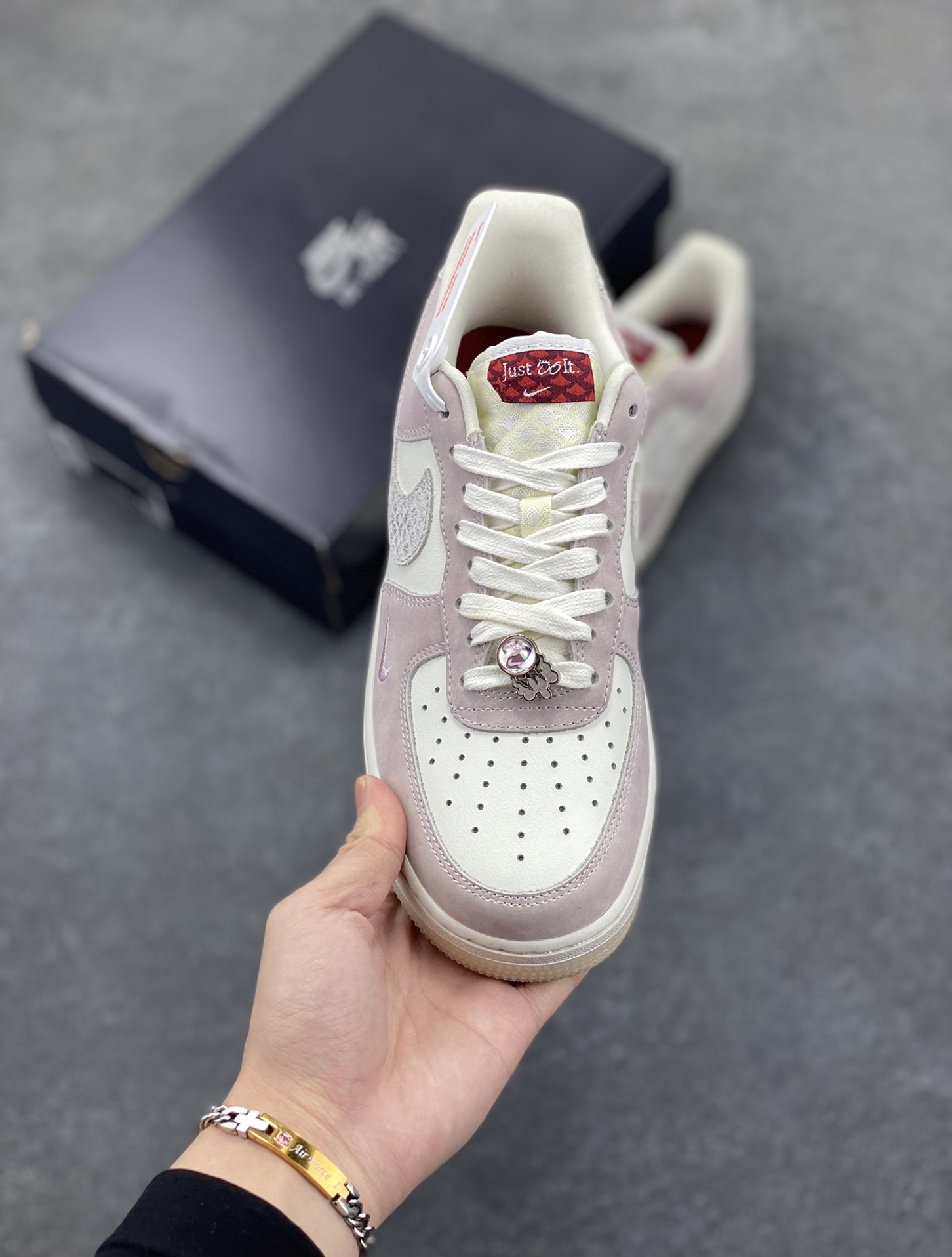 图片[2]-福利特价 Air Force 1 \’07 Low 米白粉龙年 原楦头原纸板 打造纯正空军版型 #专注外贸渠道 全掌内置蜂窝气垫 #原盒配件 原厂中底钢印、拉帮完美 官方同步上架 货号：FZ5066-111 尺码：36 36.5 37.5 38 38.5 39 40 40.5 41 42 42.5 43 44 44.5 45-选品中心