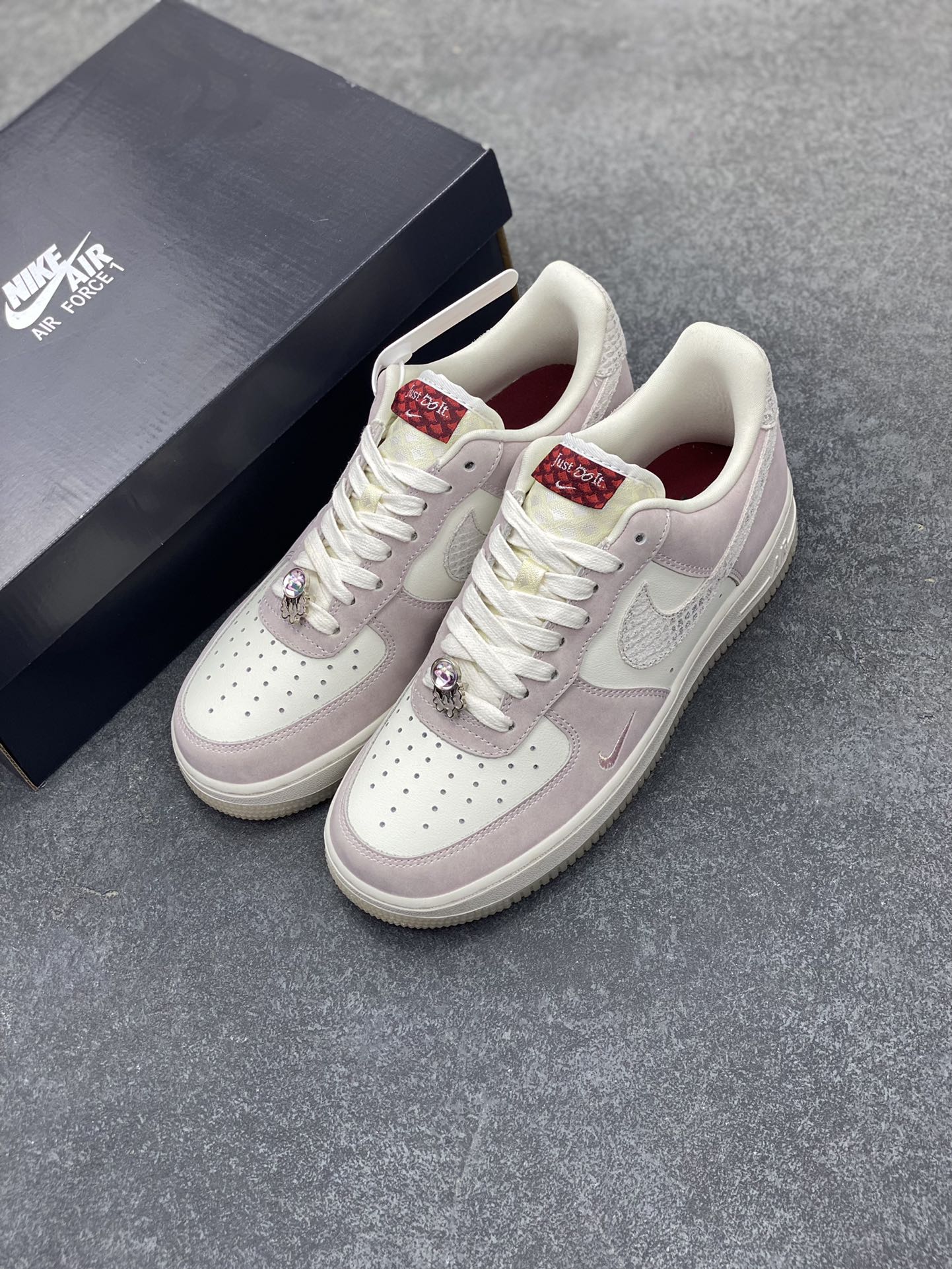图片[8]-福利特价 Air Force 1 \’07 Low 米白粉龙年 原楦头原纸板 打造纯正空军版型 #专注外贸渠道 全掌内置蜂窝气垫 #原盒配件 原厂中底钢印、拉帮完美 官方同步上架 货号：FZ5066-111 尺码：36 36.5 37.5 38 38.5 39 40 40.5 41 42 42.5 43 44 44.5 45-选品中心