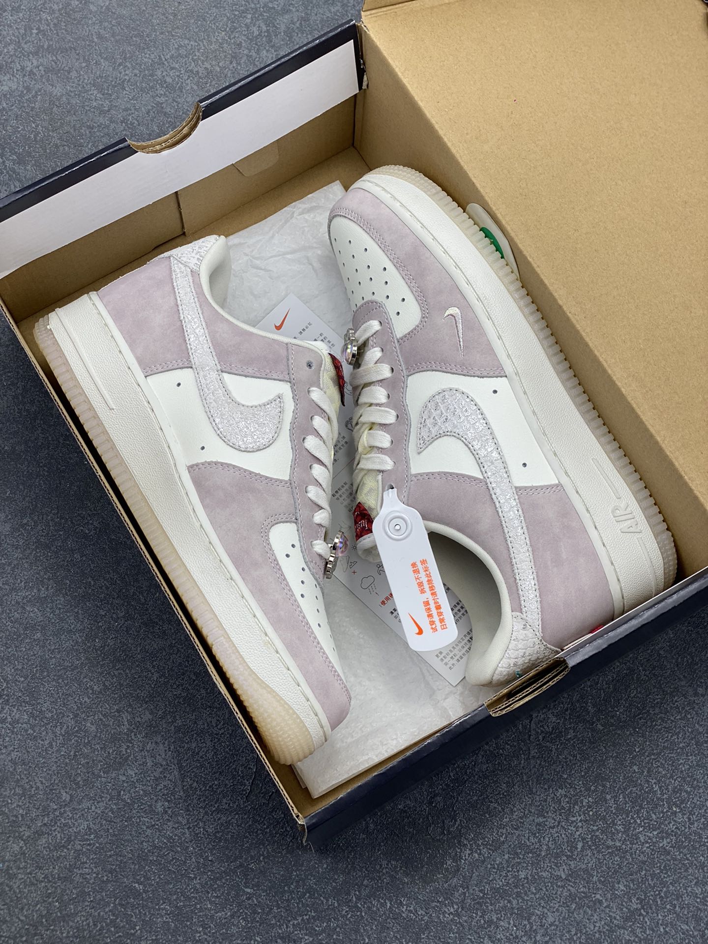 图片[9]-福利特价 Air Force 1 \’07 Low 米白粉龙年 原楦头原纸板 打造纯正空军版型 #专注外贸渠道 全掌内置蜂窝气垫 #原盒配件 原厂中底钢印、拉帮完美 官方同步上架 货号：FZ5066-111 尺码：36 36.5 37.5 38 38.5 39 40 40.5 41 42 42.5 43 44 44.5 45-选品中心