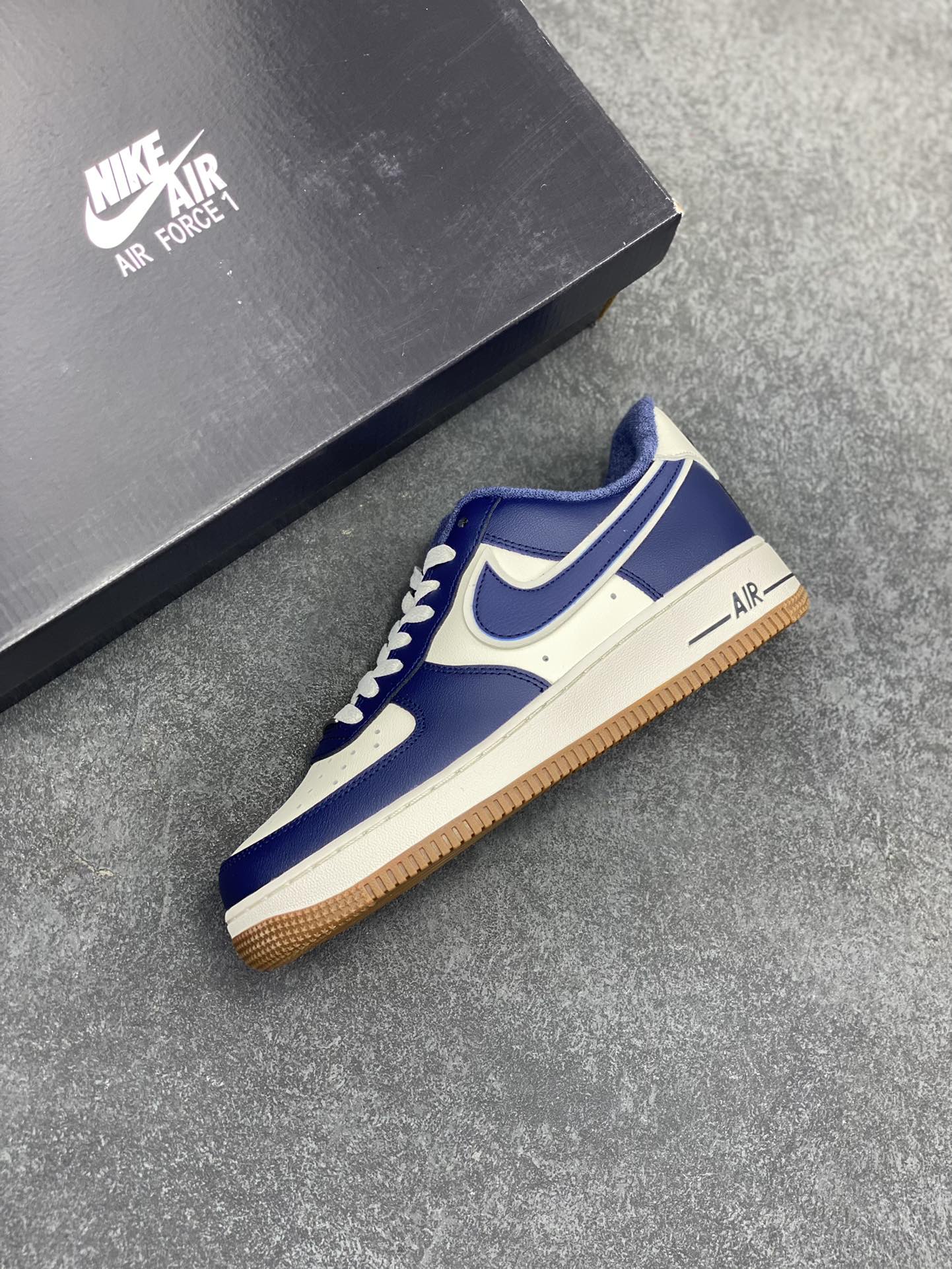 图片[7]-福利特价 Air Force 1 \’07 Low 海军蓝生胶 原楦头原纸板 纯正空军版型 专注外贸渠道 全掌内置蜂窝气垫 #原盒配件 原厂中底钢印、拉帮完美 货号：DQ7659-101 尺码：36 36.5 37.5 38 38.5 39 40 40.5 41 42 42.5 43 44 44.5 45-选品中心