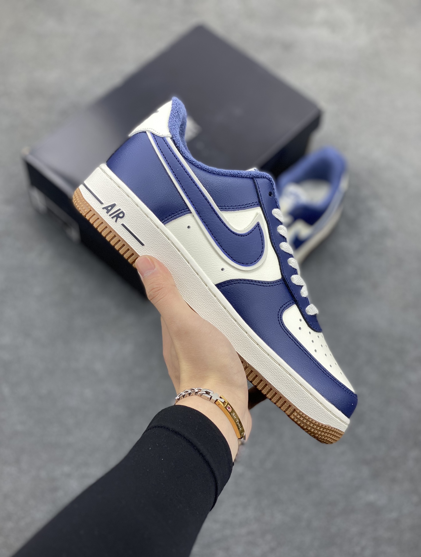 福利特价 Air Force 1 \'07 Low 海军蓝生胶 原楦头原纸板 纯正空军版型 专注外贸渠道 全掌内置蜂窝气垫 #原盒配件 原厂中底钢印、拉帮完美 货号：DQ7659-101 尺码：36 36.5 37.5 38 38.5 39 40 40.5 41 42 42.5 43 44 44.5 45-选品中心