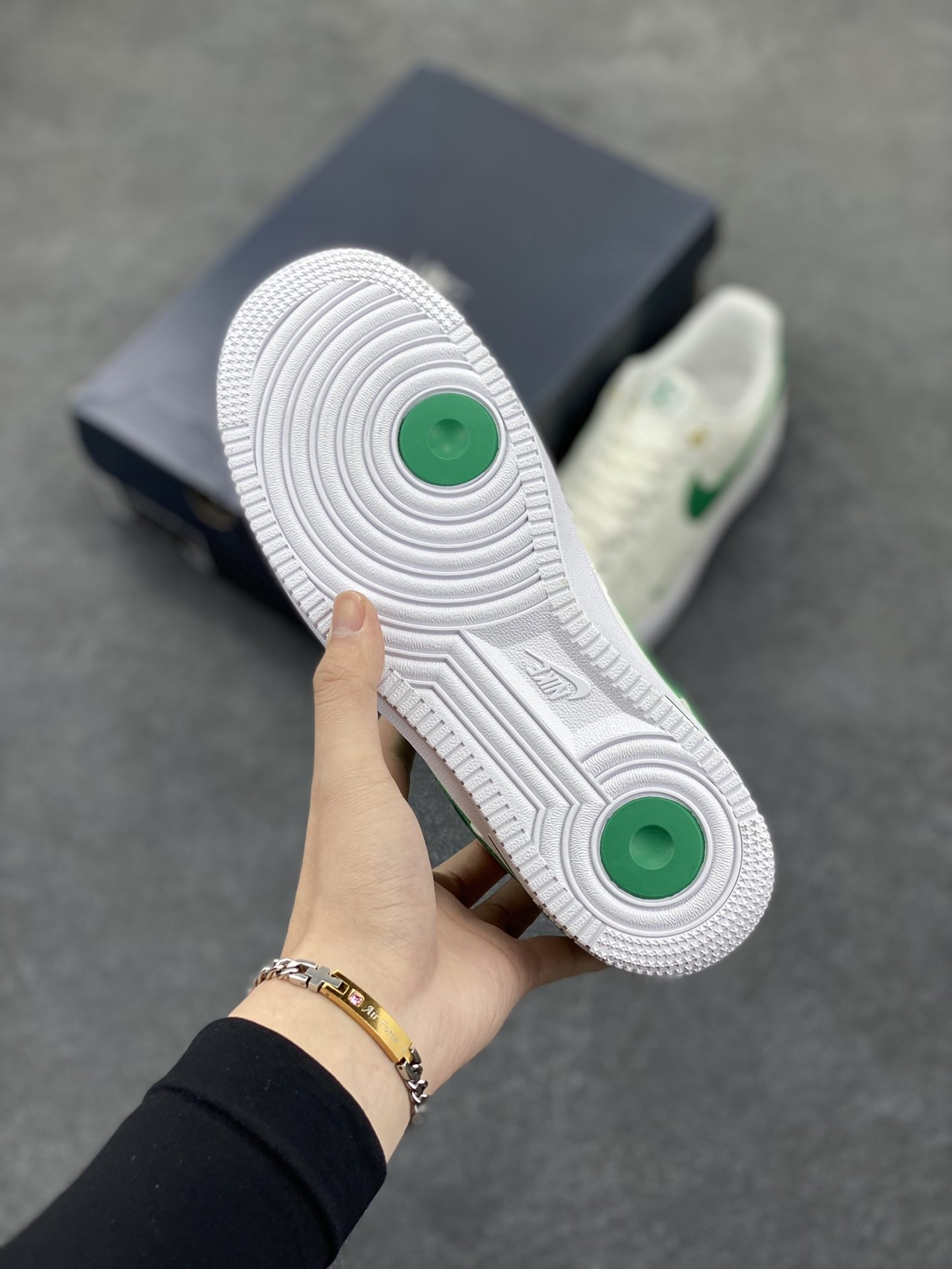 图片[5]-福利特价 NK Air Force 1\’07\”Malachite\”空军一号经典低帮百搭休闲运动板鞋“皮革白孔雀绿40周年” 原楦头原纸板 打造纯正空军版型#专注外贸渠道 全掌内置蜂窝气垫 #原盒配件 原厂中底钢印、拉帮完美 货号：DQ7658-101 尺码：36 36.5 37.5 38 38.5 39 40 40.5 41 42 42.5 43 44 44.5 45-选品中心