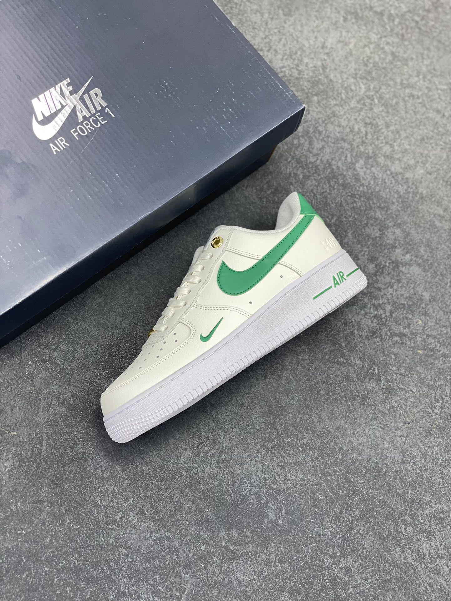 图片[7]-福利特价 NK Air Force 1\’07\”Malachite\”空军一号经典低帮百搭休闲运动板鞋“皮革白孔雀绿40周年” 原楦头原纸板 打造纯正空军版型#专注外贸渠道 全掌内置蜂窝气垫 #原盒配件 原厂中底钢印、拉帮完美 货号：DQ7658-101 尺码：36 36.5 37.5 38 38.5 39 40 40.5 41 42 42.5 43 44 44.5 45-选品中心