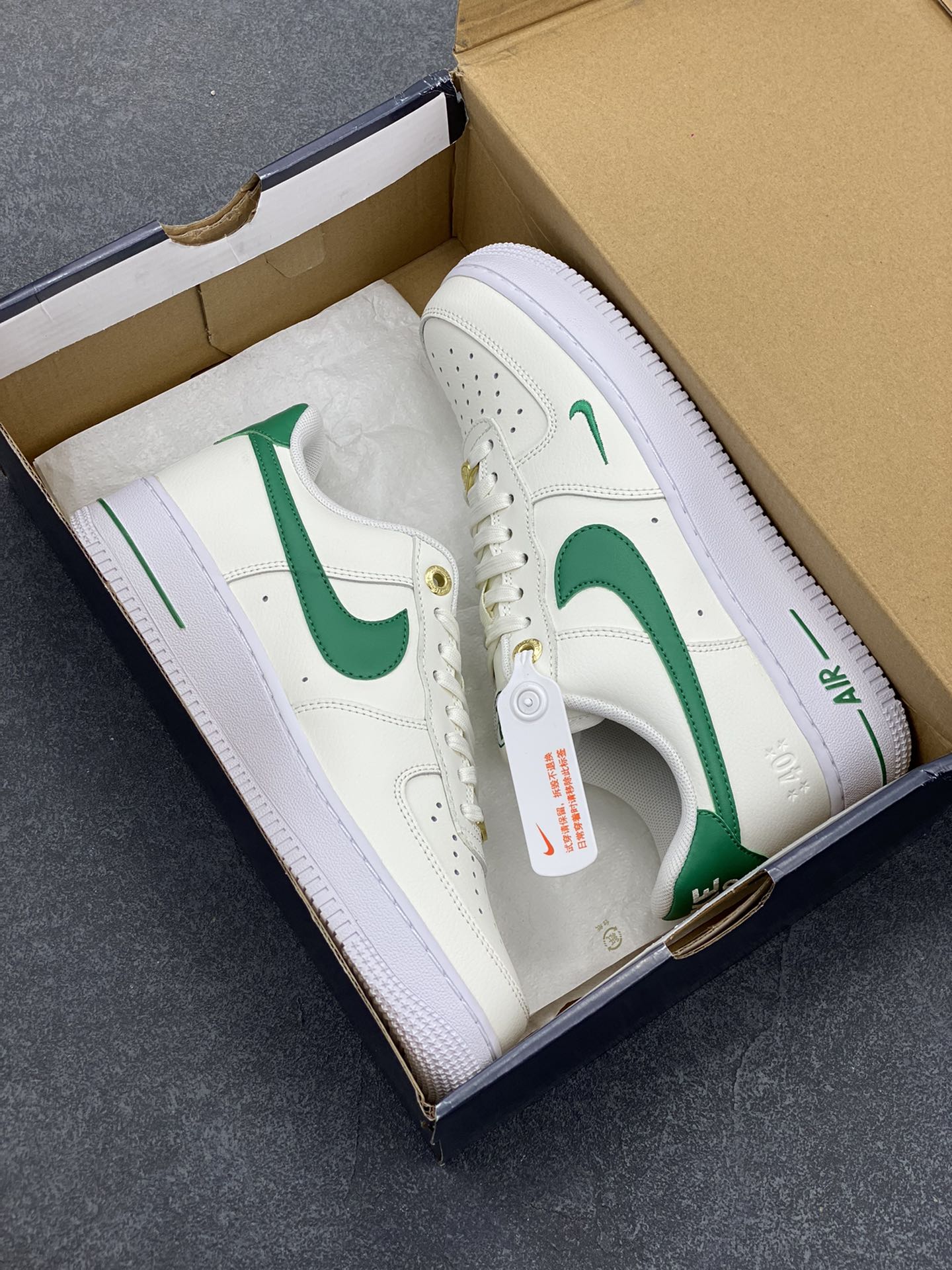 图片[9]-福利特价 NK Air Force 1\’07\”Malachite\”空军一号经典低帮百搭休闲运动板鞋“皮革白孔雀绿40周年” 原楦头原纸板 打造纯正空军版型#专注外贸渠道 全掌内置蜂窝气垫 #原盒配件 原厂中底钢印、拉帮完美 货号：DQ7658-101 尺码：36 36.5 37.5 38 38.5 39 40 40.5 41 42 42.5 43 44 44.5 45-选品中心