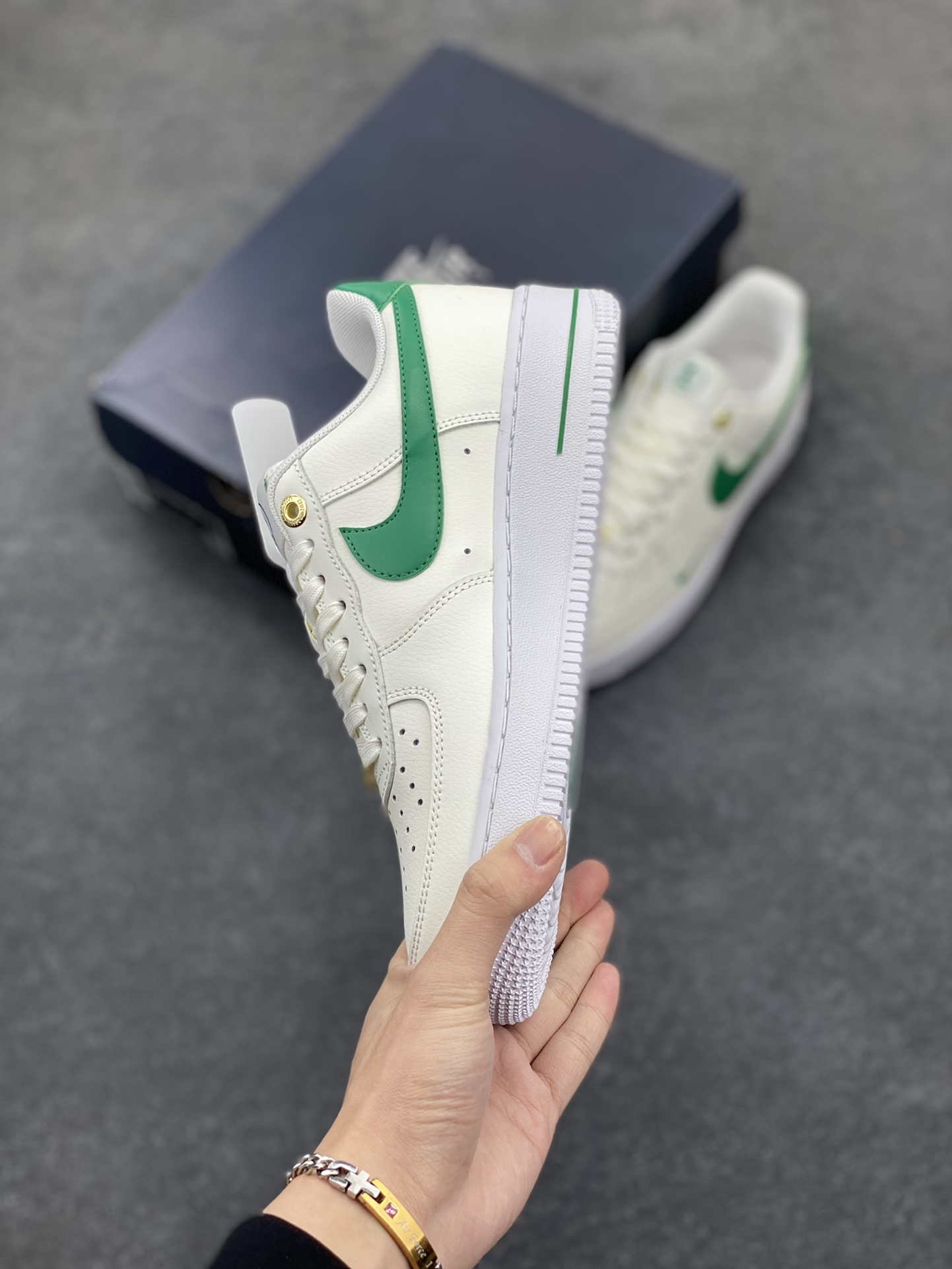图片[3]-福利特价 NK Air Force 1\’07\”Malachite\”空军一号经典低帮百搭休闲运动板鞋“皮革白孔雀绿40周年” 原楦头原纸板 打造纯正空军版型#专注外贸渠道 全掌内置蜂窝气垫 #原盒配件 原厂中底钢印、拉帮完美 货号：DQ7658-101 尺码：36 36.5 37.5 38 38.5 39 40 40.5 41 42 42.5 43 44 44.5 45-选品中心