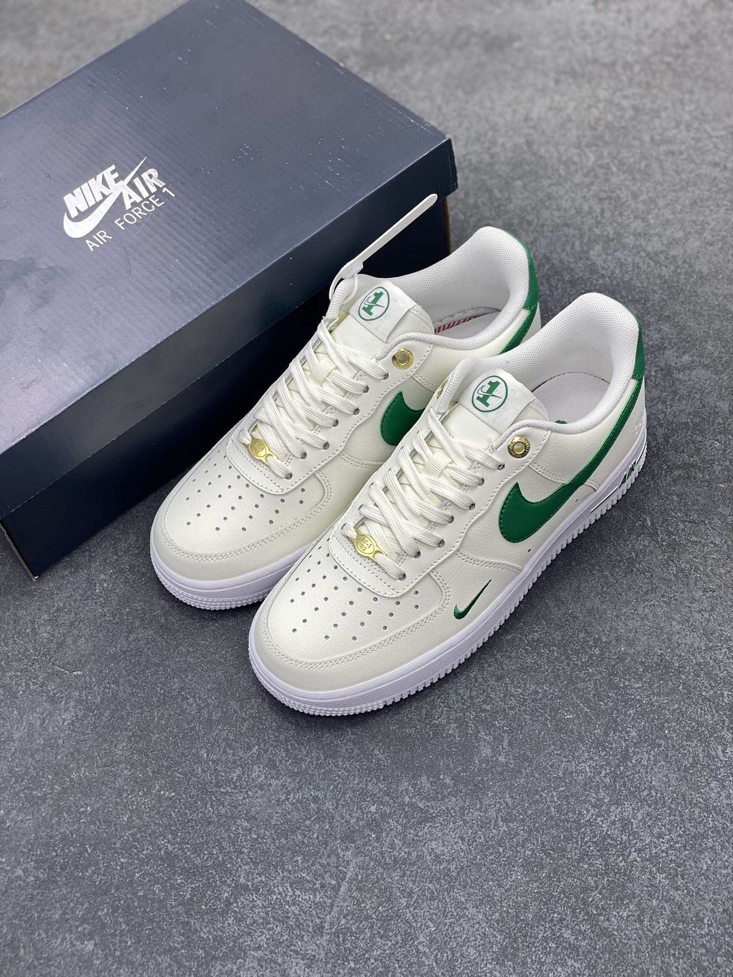 图片[8]-福利特价 NK Air Force 1\’07\”Malachite\”空军一号经典低帮百搭休闲运动板鞋“皮革白孔雀绿40周年” 原楦头原纸板 打造纯正空军版型#专注外贸渠道 全掌内置蜂窝气垫 #原盒配件 原厂中底钢印、拉帮完美 货号：DQ7658-101 尺码：36 36.5 37.5 38 38.5 39 40 40.5 41 42 42.5 43 44 44.5 45-选品中心