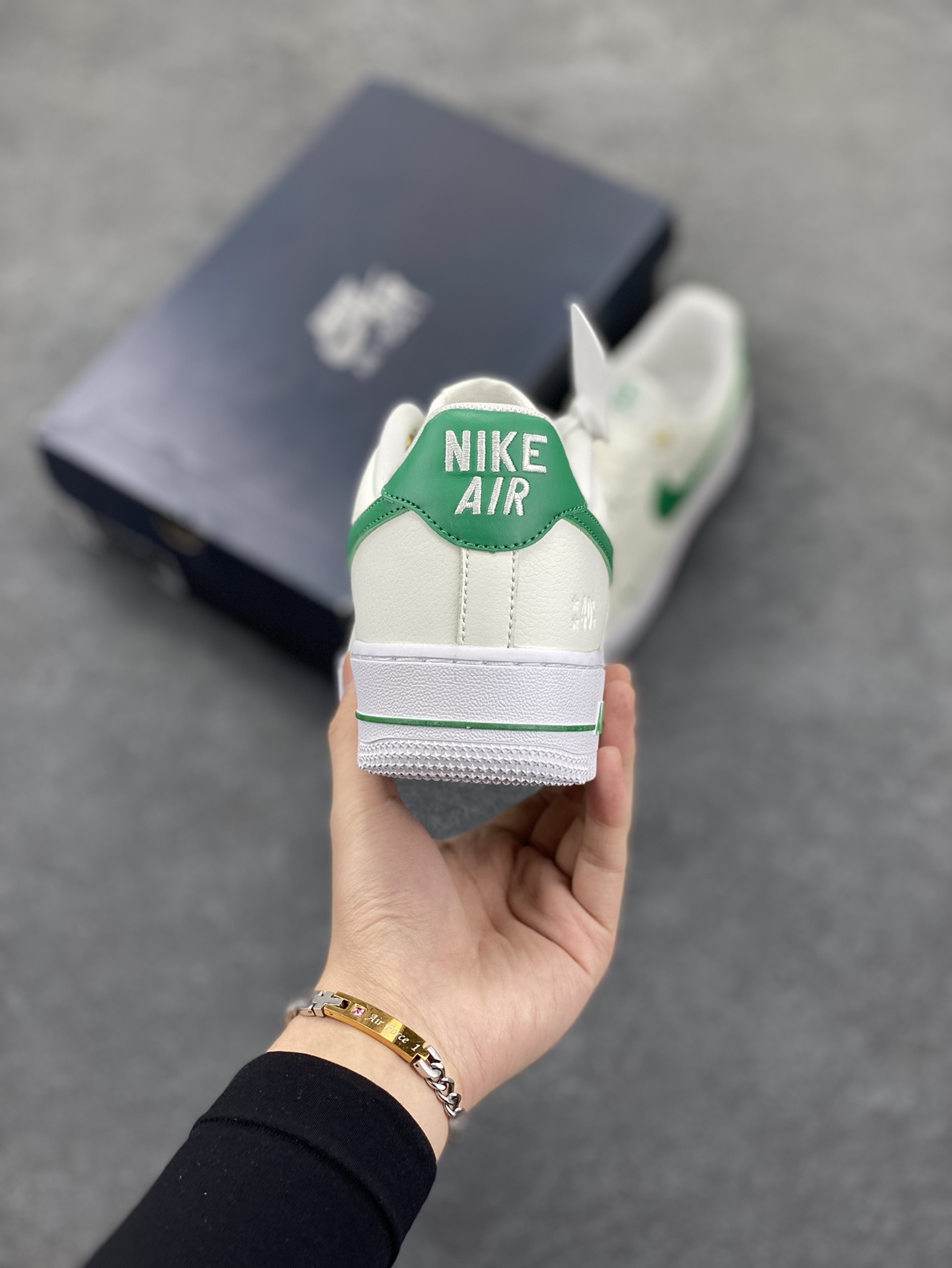 图片[4]-福利特价 NK Air Force 1\’07\”Malachite\”空军一号经典低帮百搭休闲运动板鞋“皮革白孔雀绿40周年” 原楦头原纸板 打造纯正空军版型#专注外贸渠道 全掌内置蜂窝气垫 #原盒配件 原厂中底钢印、拉帮完美 货号：DQ7658-101 尺码：36 36.5 37.5 38 38.5 39 40 40.5 41 42 42.5 43 44 44.5 45-选品中心