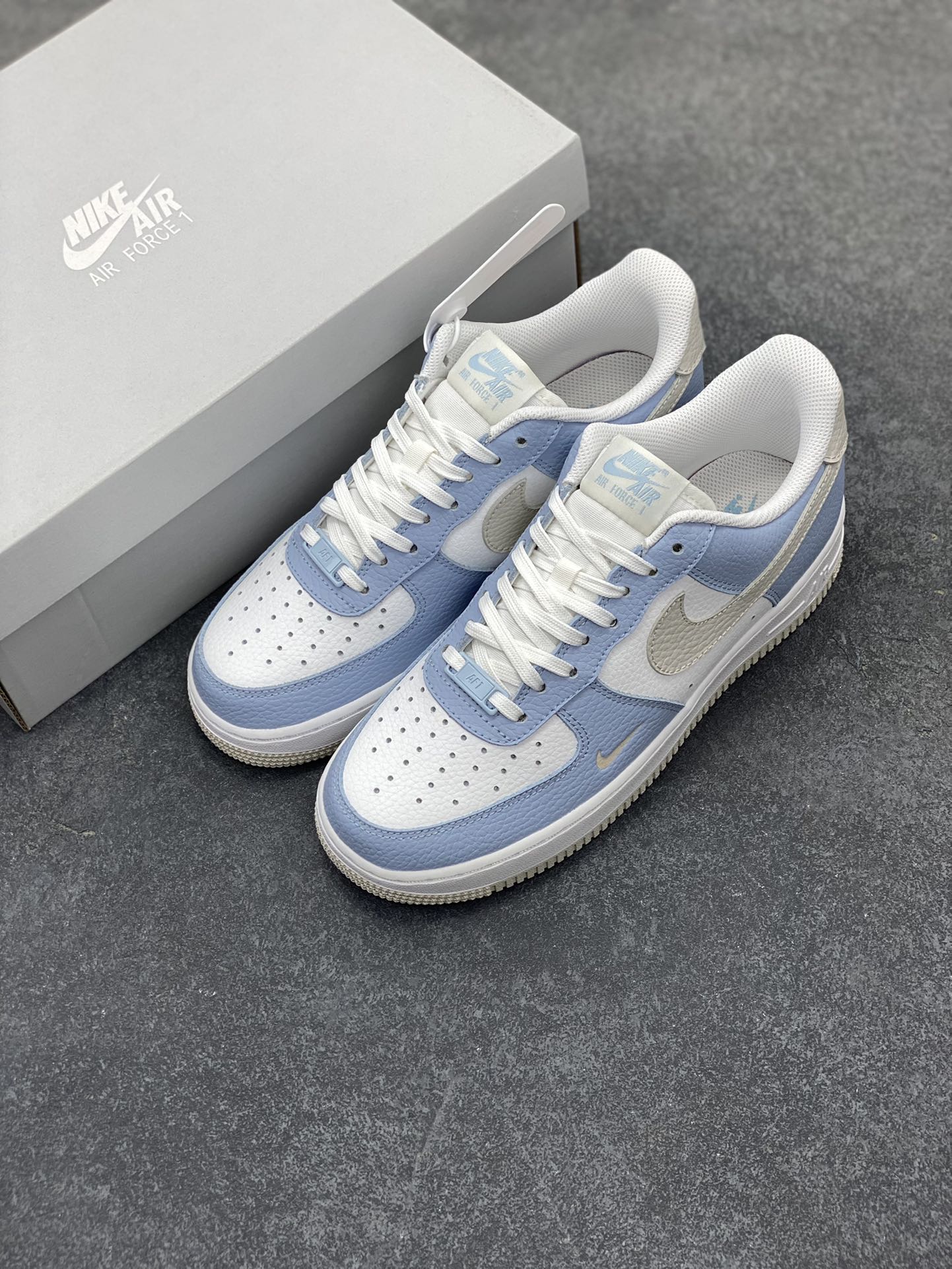 图片[8]-福利特价 Air Force 1 \’07 Low 白蓝灰 原楦头原纸板 打造纯正空军版型 #专注外贸渠道 全掌内置蜂窝气垫 #原盒配件 原厂中底钢印、拉帮完美 货号：HF0022-400 尺码：36 36.5 37.5 38 38.5 39 40 40.5 41 42 42.5 43 44 44.5 45-选品中心
