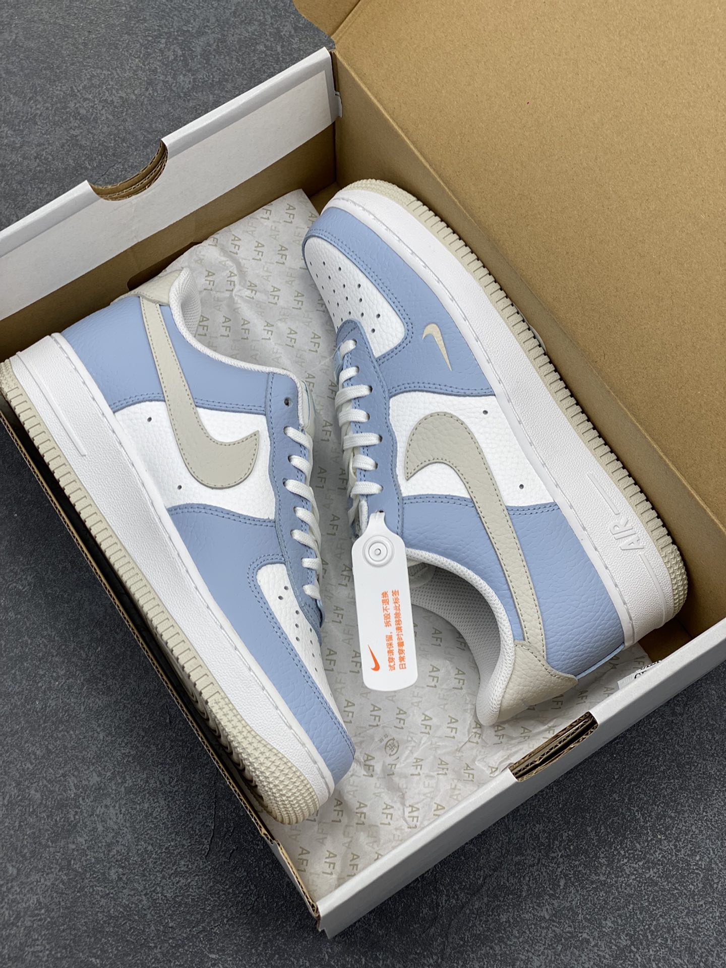 图片[9]-福利特价 Air Force 1 \’07 Low 白蓝灰 原楦头原纸板 打造纯正空军版型 #专注外贸渠道 全掌内置蜂窝气垫 #原盒配件 原厂中底钢印、拉帮完美 货号：HF0022-400 尺码：36 36.5 37.5 38 38.5 39 40 40.5 41 42 42.5 43 44 44.5 45-选品中心