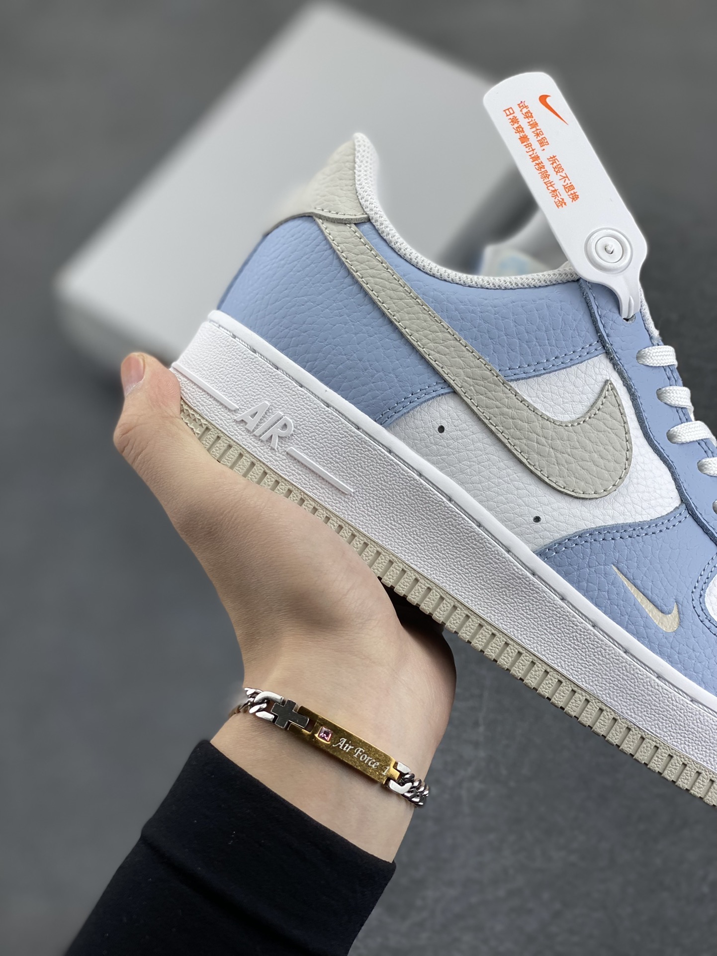 图片[6]-福利特价 Air Force 1 \’07 Low 白蓝灰 原楦头原纸板 打造纯正空军版型 #专注外贸渠道 全掌内置蜂窝气垫 #原盒配件 原厂中底钢印、拉帮完美 货号：HF0022-400 尺码：36 36.5 37.5 38 38.5 39 40 40.5 41 42 42.5 43 44 44.5 45-选品中心