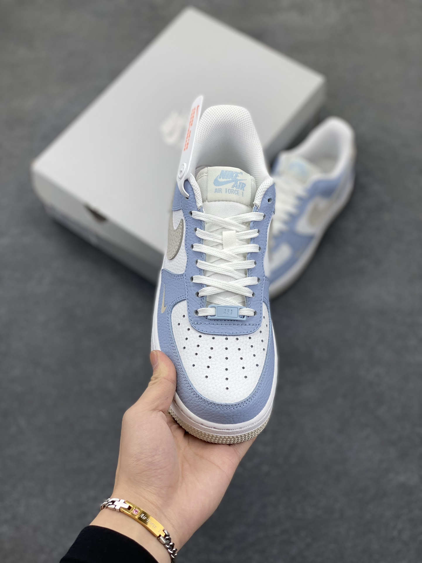 图片[2]-福利特价 Air Force 1 \’07 Low 白蓝灰 原楦头原纸板 打造纯正空军版型 #专注外贸渠道 全掌内置蜂窝气垫 #原盒配件 原厂中底钢印、拉帮完美 货号：HF0022-400 尺码：36 36.5 37.5 38 38.5 39 40 40.5 41 42 42.5 43 44 44.5 45-选品中心