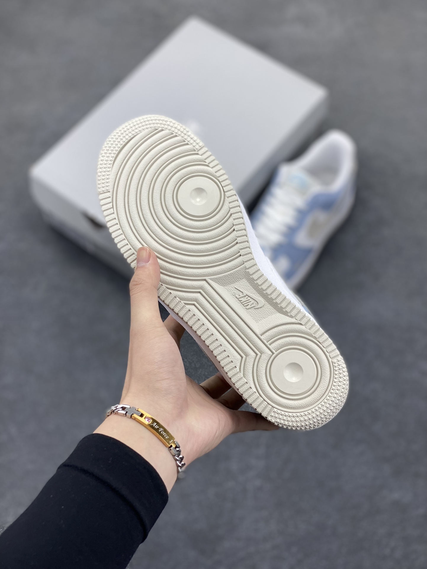 图片[5]-福利特价 Air Force 1 \’07 Low 白蓝灰 原楦头原纸板 打造纯正空军版型 #专注外贸渠道 全掌内置蜂窝气垫 #原盒配件 原厂中底钢印、拉帮完美 货号：HF0022-400 尺码：36 36.5 37.5 38 38.5 39 40 40.5 41 42 42.5 43 44 44.5 45-选品中心