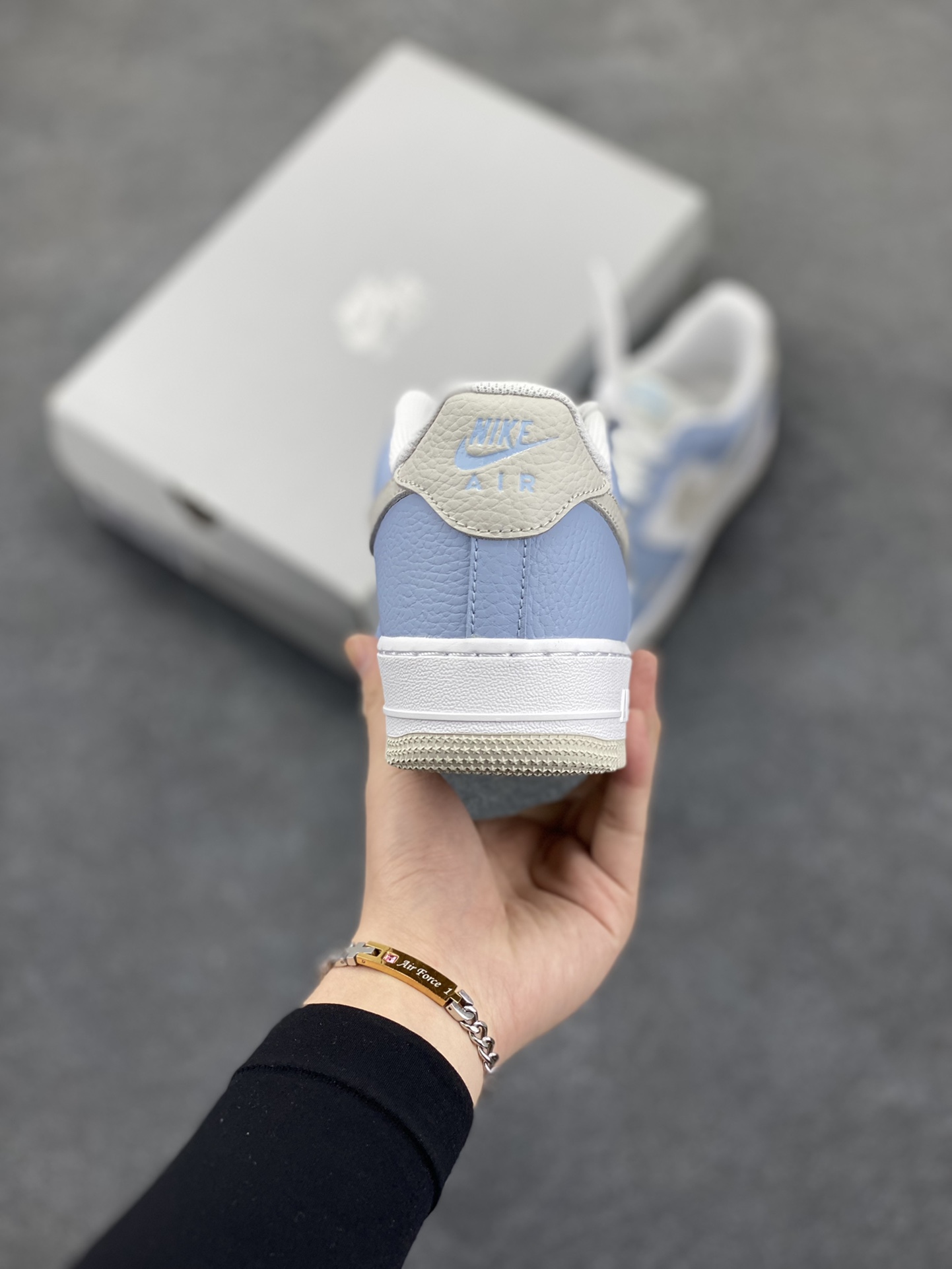 图片[4]-福利特价 Air Force 1 \’07 Low 白蓝灰 原楦头原纸板 打造纯正空军版型 #专注外贸渠道 全掌内置蜂窝气垫 #原盒配件 原厂中底钢印、拉帮完美 货号：HF0022-400 尺码：36 36.5 37.5 38 38.5 39 40 40.5 41 42 42.5 43 44 44.5 45-选品中心