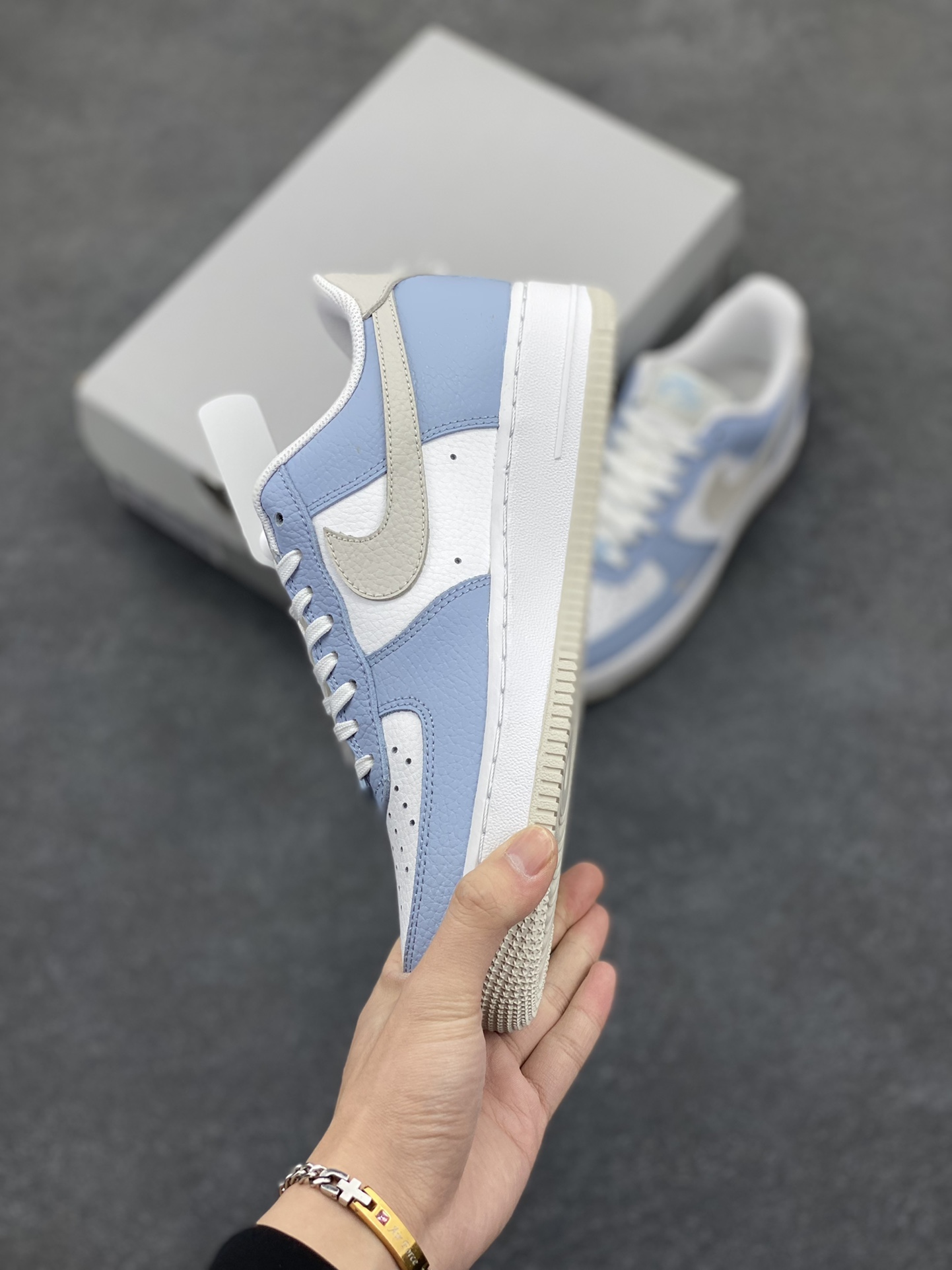 图片[3]-福利特价 Air Force 1 \’07 Low 白蓝灰 原楦头原纸板 打造纯正空军版型 #专注外贸渠道 全掌内置蜂窝气垫 #原盒配件 原厂中底钢印、拉帮完美 货号：HF0022-400 尺码：36 36.5 37.5 38 38.5 39 40 40.5 41 42 42.5 43 44 44.5 45-选品中心