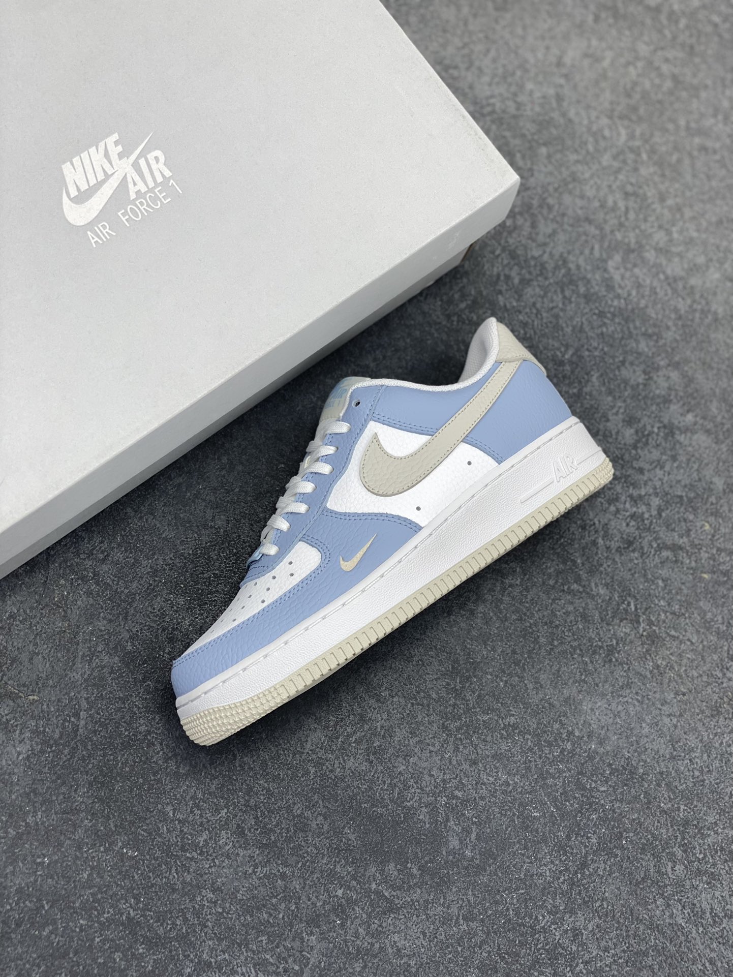 图片[7]-福利特价 Air Force 1 \’07 Low 白蓝灰 原楦头原纸板 打造纯正空军版型 #专注外贸渠道 全掌内置蜂窝气垫 #原盒配件 原厂中底钢印、拉帮完美 货号：HF0022-400 尺码：36 36.5 37.5 38 38.5 39 40 40.5 41 42 42.5 43 44 44.5 45-选品中心