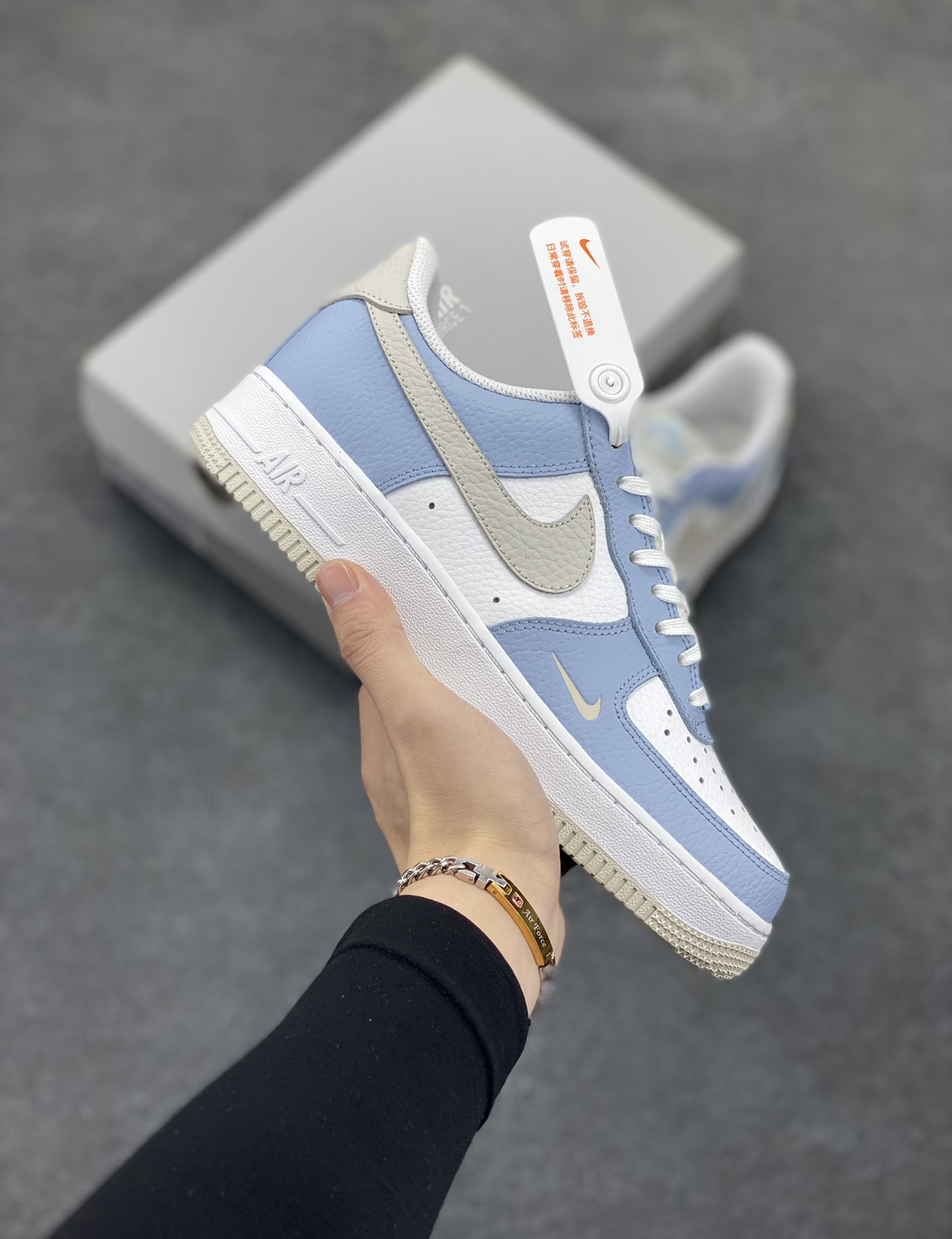 福利特价 Air Force 1 \'07 Low 白蓝灰 原楦头原纸板 打造纯正空军版型 #专注外贸渠道 全掌内置蜂窝气垫 #原盒配件 原厂中底钢印、拉帮完美 货号：HF0022-400 尺码：36 36.5 37.5 38 38.5 39 40 40.5 41 42 42.5 43 44 44.5 45-选品中心