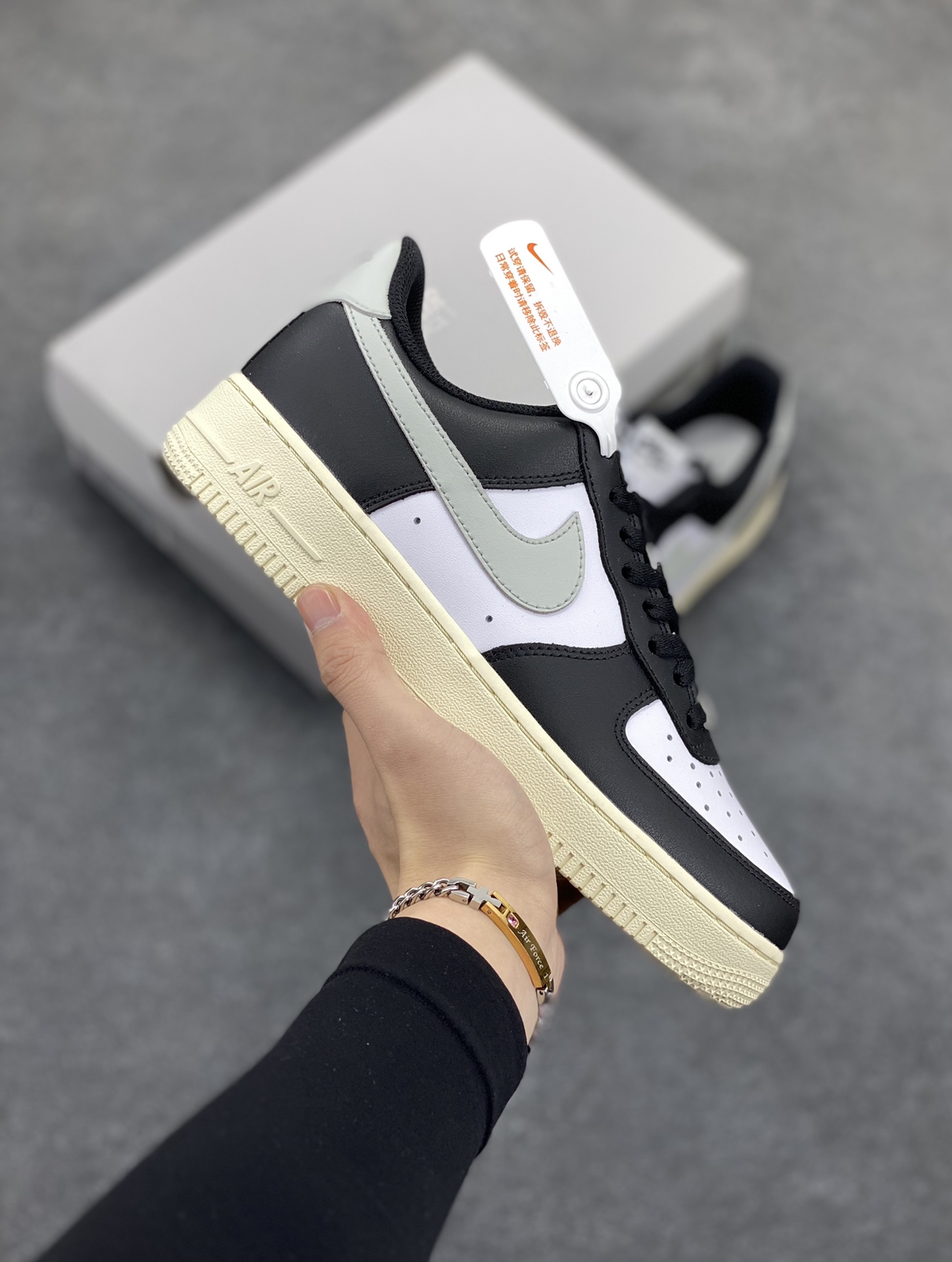 福利特价 Nike Air Force 1 Low 白黑灰 空军一号低帮运动休闲板鞋 原楦头原纸板 打造纯正空军版型#专注外贸渠道 全掌内置蜂窝气垫 #原盒配件 原厂中底钢印、拉帮完美 货号:FQ6848-101 尺码:36 36.5 37.5 38 38.5 39 40 40.5 41 42 42.5 43 44 44.5 45-选品中心