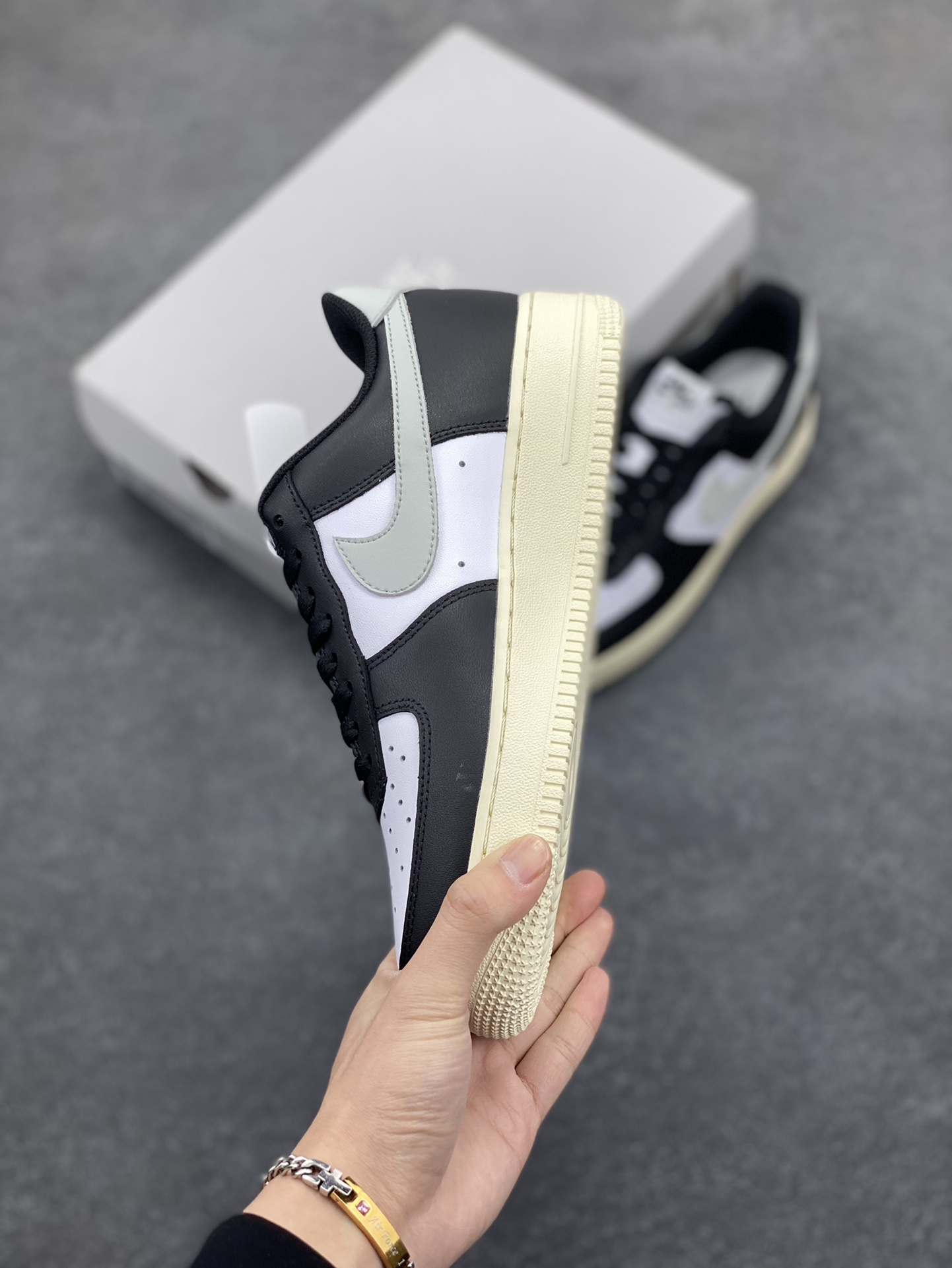 图片[3]-福利特价 Nike Air Force 1 Low 白黑灰 空军一号低帮运动休闲板鞋 原楦头原纸板 打造纯正空军版型#专注外贸渠道 全掌内置蜂窝气垫 #原盒配件 原厂中底钢印、拉帮完美 货号：FQ6848-101 尺码：36 36.5 37.5 38 38.5 39 40 40.5 41 42 42.5 43 44 44.5 45-选品中心