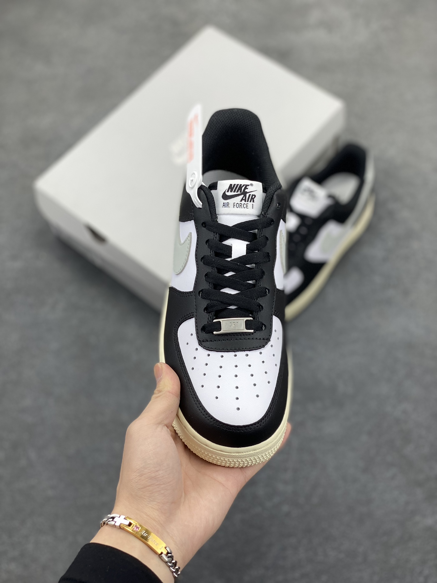图片[2]-福利特价 Nike Air Force 1 Low 白黑灰 空军一号低帮运动休闲板鞋 原楦头原纸板 打造纯正空军版型#专注外贸渠道 全掌内置蜂窝气垫 #原盒配件 原厂中底钢印、拉帮完美 货号：FQ6848-101 尺码：36 36.5 37.5 38 38.5 39 40 40.5 41 42 42.5 43 44 44.5 45-选品中心