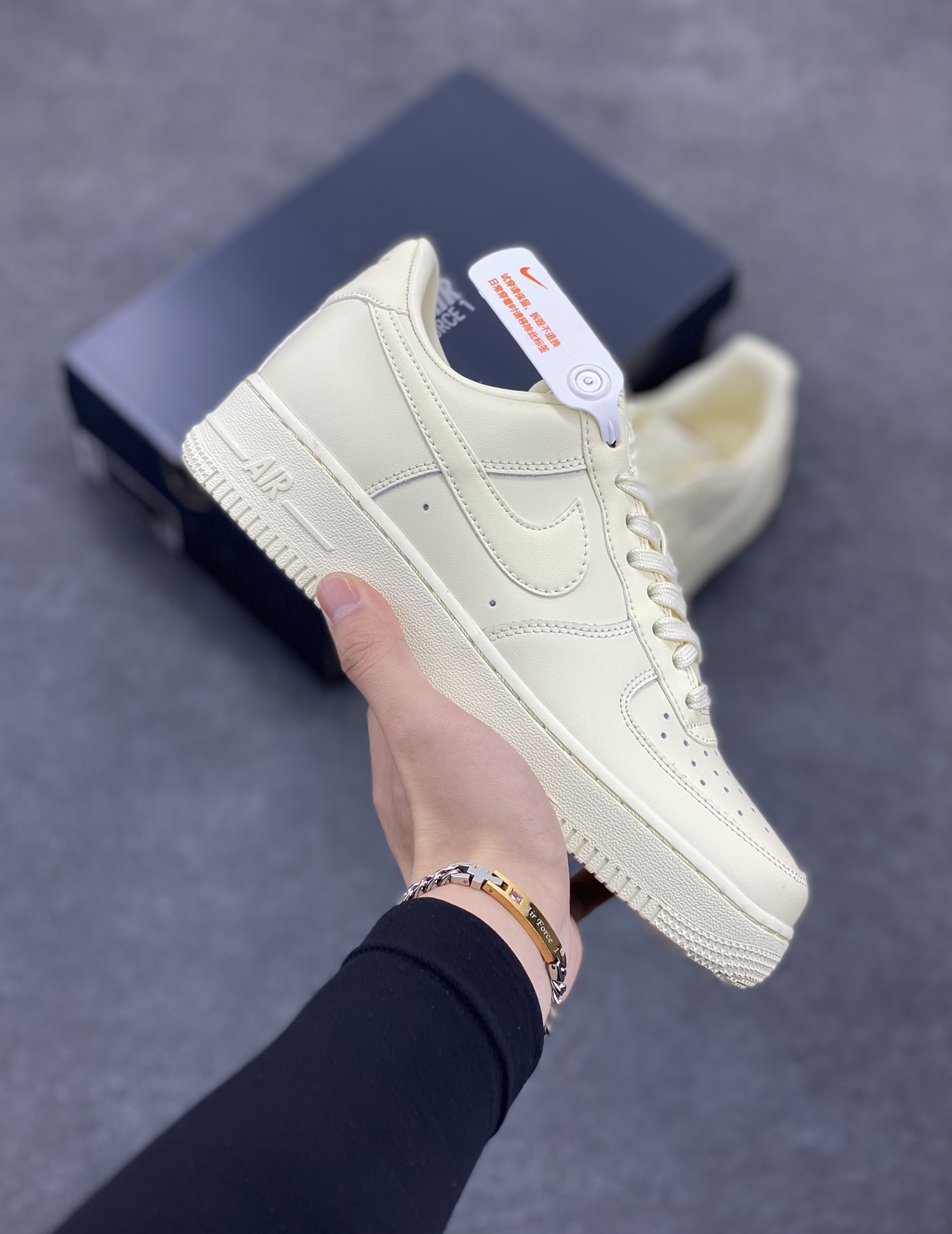 福利特价 Air Force 1 ‘07 Low 椰奶色 原楦头原纸板 打造纯正空军版型 #专注外贸渠道 全掌内置蜂窝气垫 #原盒配件 原厂中底钢印、拉帮完美 官方同步上架 货号:DM0211-101 尺码:36 36.5 37.5 38 38.5 39 40 40.5 41 42 42.5 43 44 44.5 45 46-选品中心